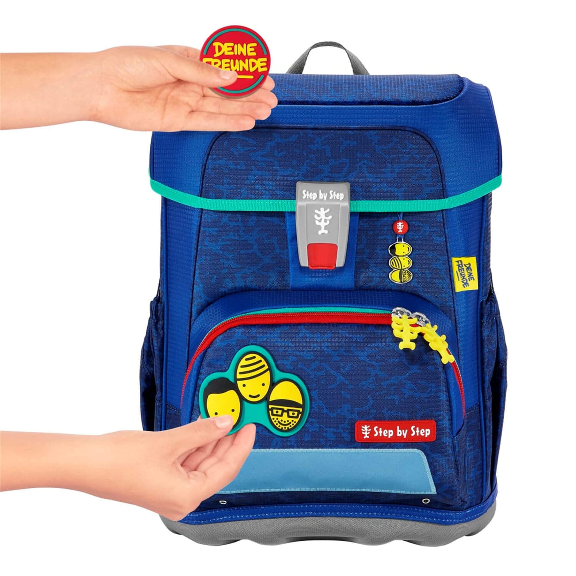Step by Step Magic MAGS "Twoi przyjaciele", 3-częściowy, 2 aplikacje magnetyczne i 1 zawieszka, pasuje do tornistra lub plecaka przedszkolnego, niebiesko-czerwono-żółto-czarny, wzór dla Twoich przyjaciół, Twoi przyjaciele - niebiesko-żółto-czerwony