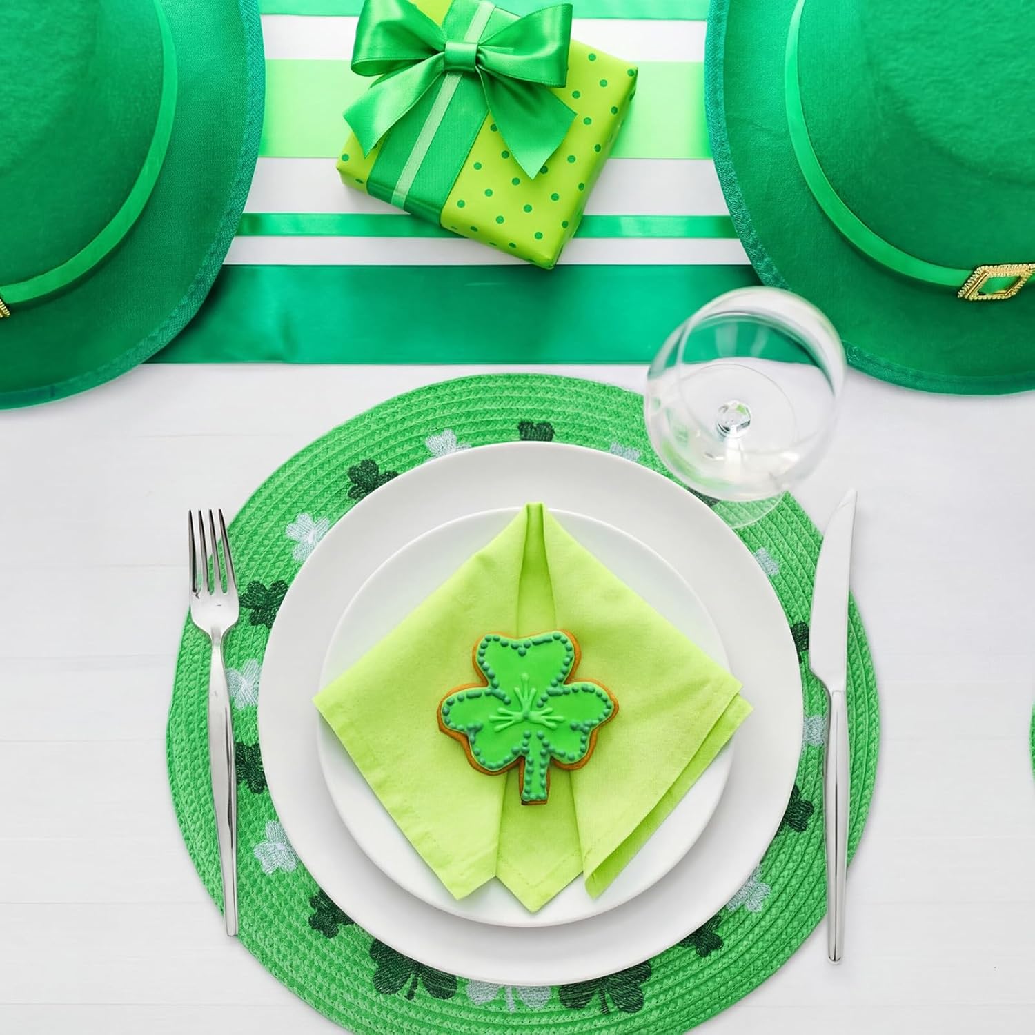 Remerry St. Patrick's Day Placemats Set of 6 Shamrock Embroidered Round Placemats Round Braided Place Mats Green Clover Dinner Table Mats for Home Spring Irish Holiday Kitchen Dining Party Decoration