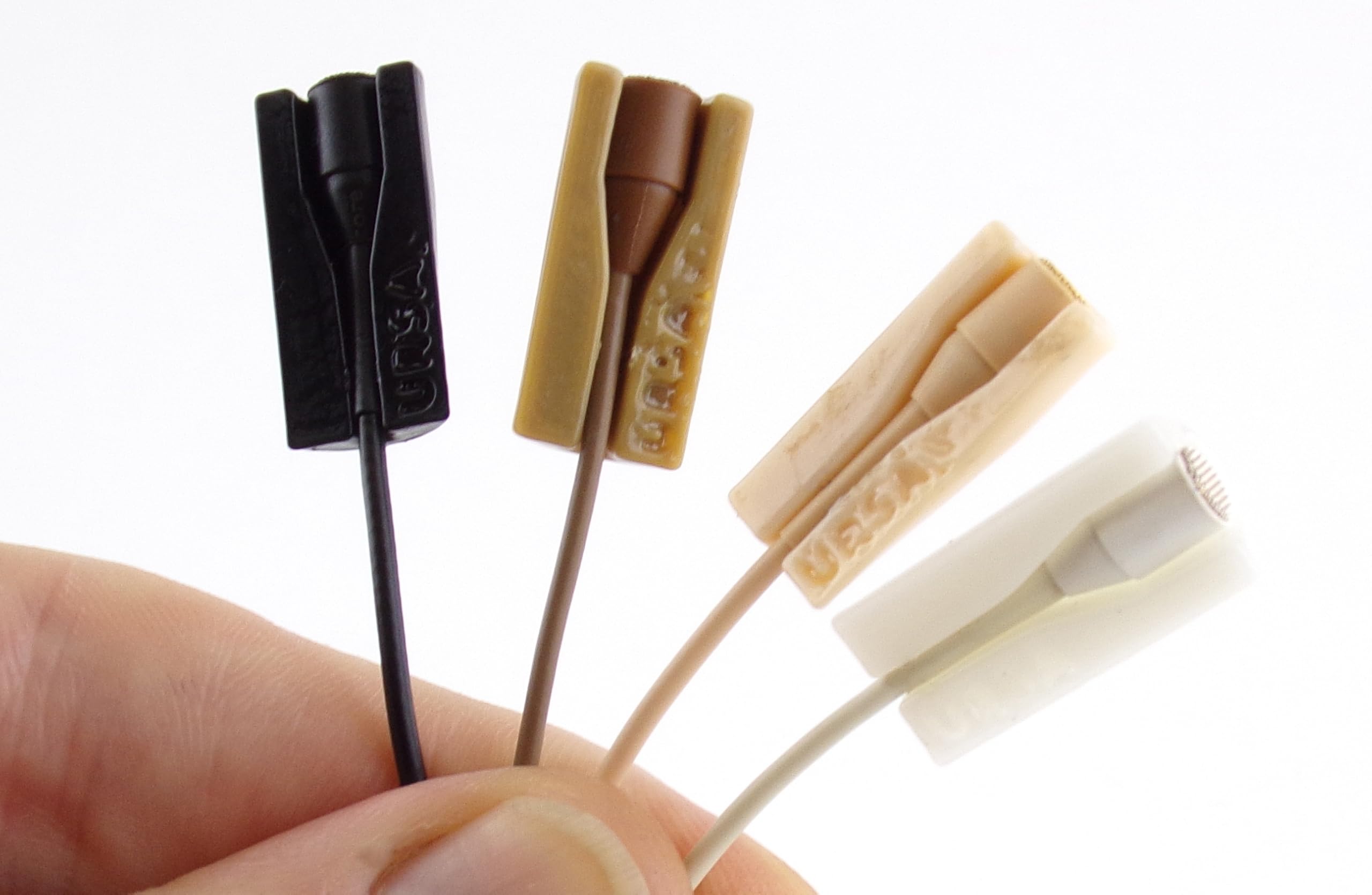 URSA MiniMount. Sottile, a basso profilo, realizzato in plastica temprata, rifinito a mano per una maggiore morbidezza, include 5 adesivi MiniMount ipoallergenici (nero, DPA 4060)