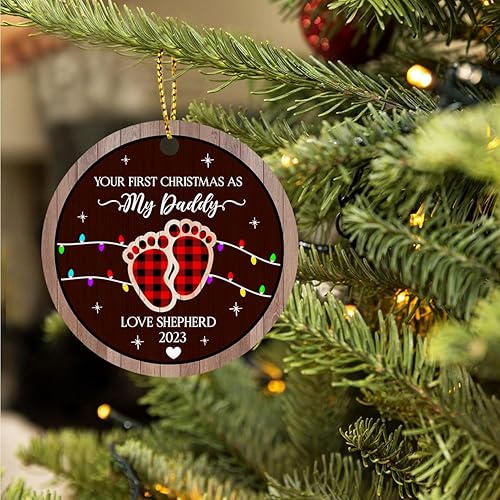 Vista 6 de Adorno de Navidad con texto en inglés "Your First Christmas As My Daddy 2025", regalo de recuerdo personalizado para nuevo papá Adorno Your Are