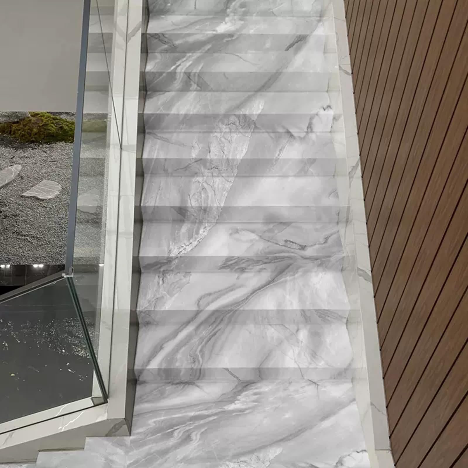 Alfombras para escaleras con bordes reforzados que evitan tropiezos en casa