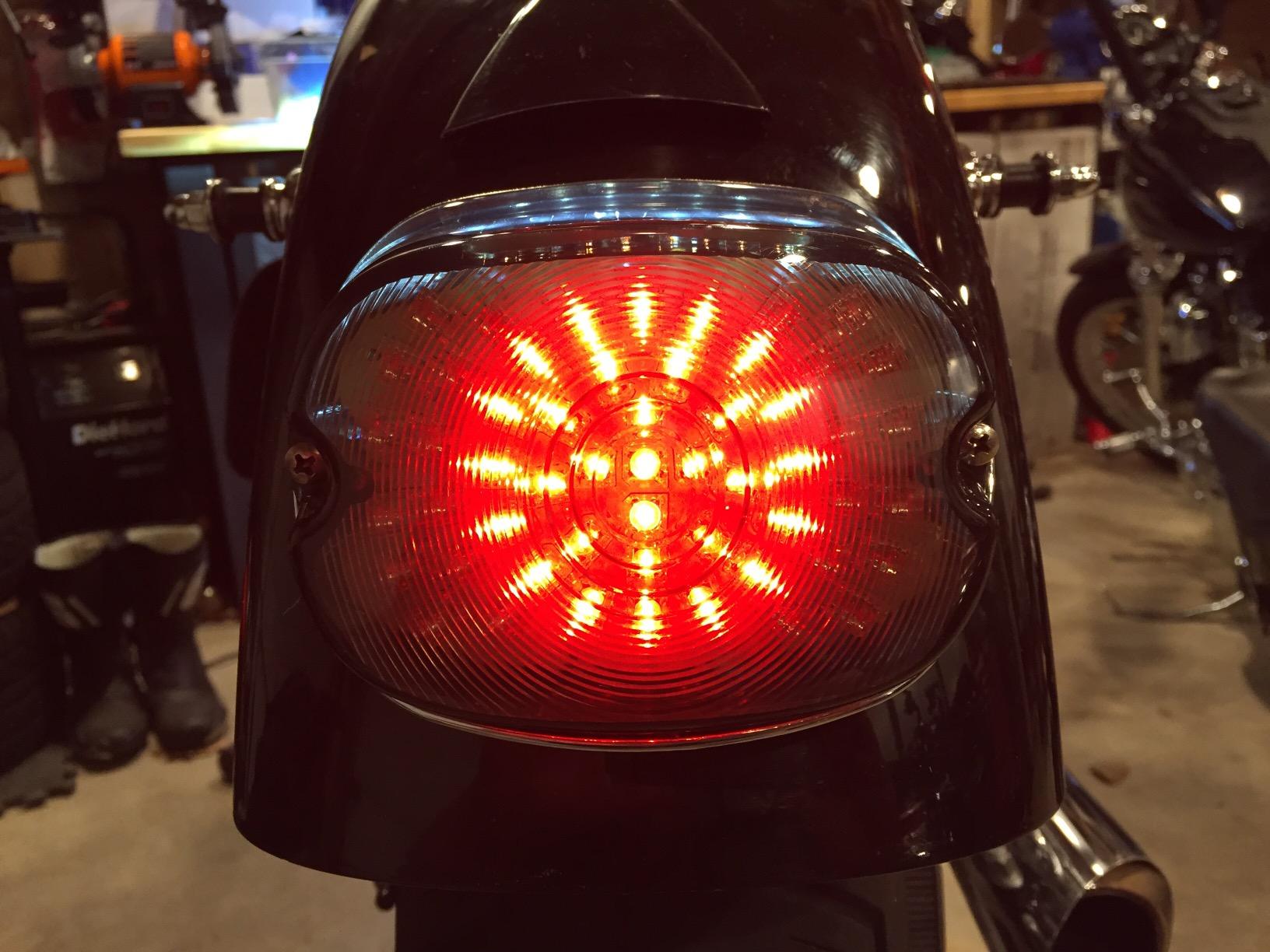 Feu Arrière LED Pour Plaque D'Immatriculation Harley-Davidson - Compatible De Nombreux Modèles (Road King, Sportster, Etc.)