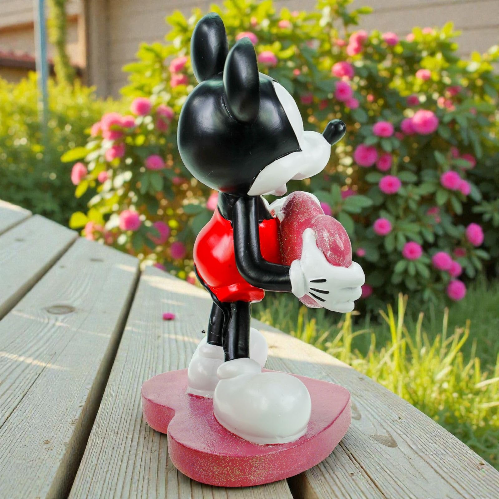 Figurine de jardin Mickey Mouse en Love - Figurine décorative sous licence officielle Disney - 20 x 13 cm - Décoration de jardin Disney résistante aux intempéries - En polyrésine pour jardin, balcon