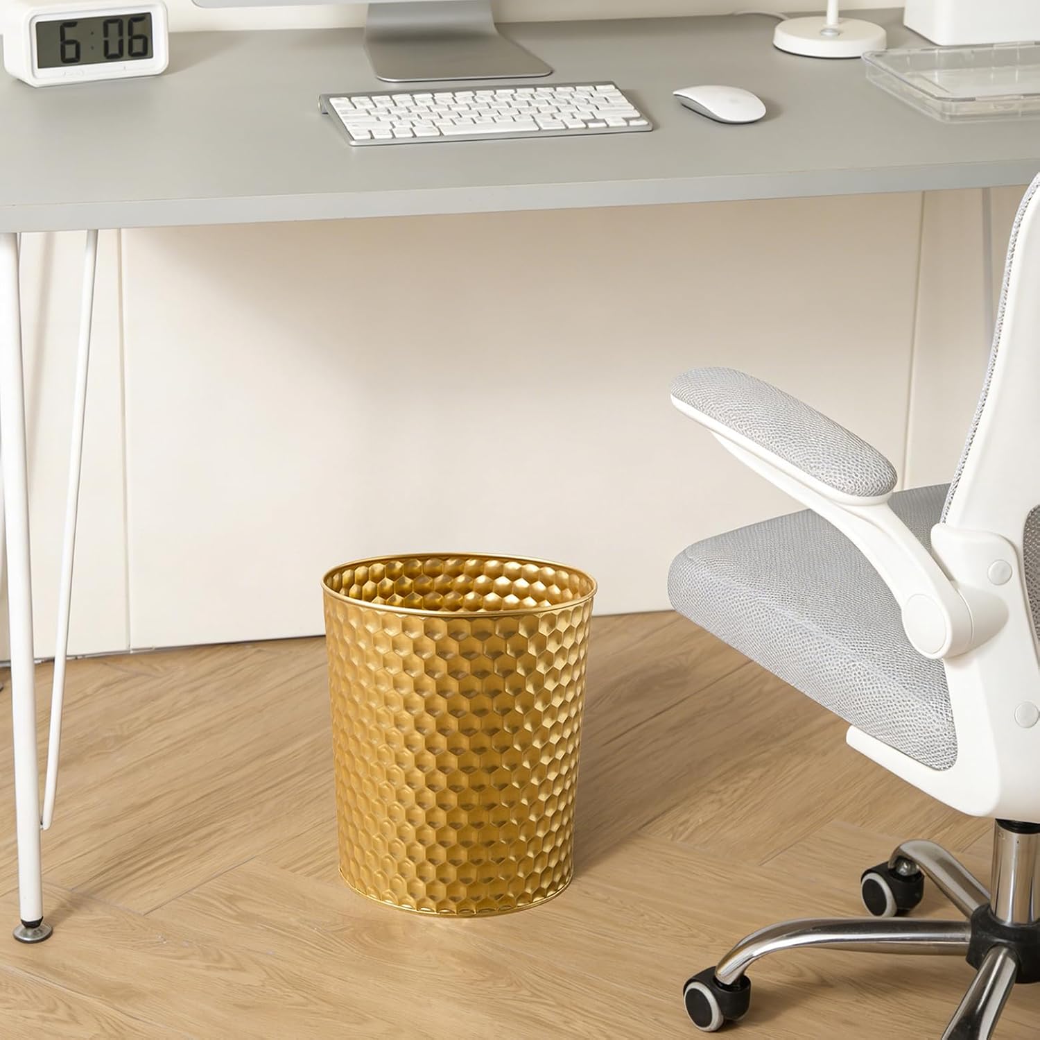 Venalys Large Metal Trash Can Wastebasket, Decorative Honeycomb Garbage Can, Modern Farmhouse Round Bin for Bathroom, Bedroom, Kitchen and Office (Gold)