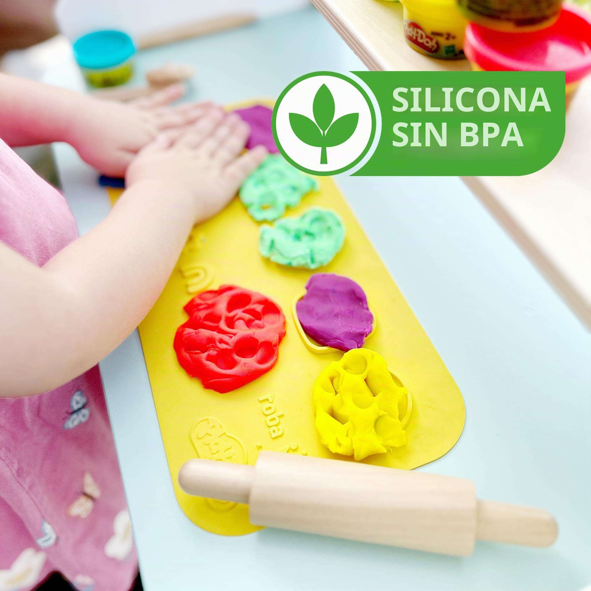 roba x Play-Doh Escritorio Escolar - Herramientas de Madera certificada por el FSC, Alfombra Creativa, 6 latas de plastilina, Delantal y Silla - Escritorio para Pintar, Manualidades y Jugar