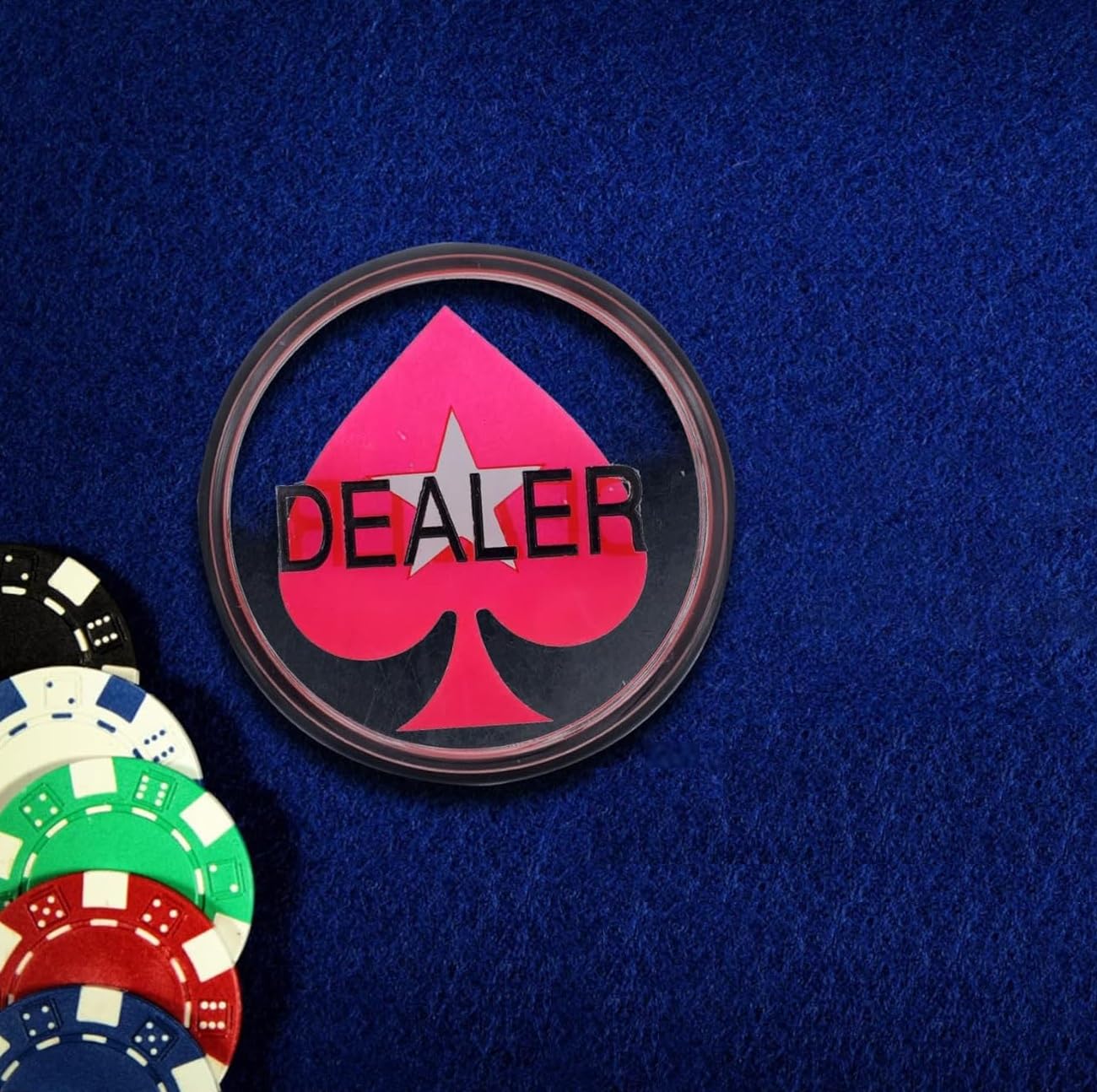 Przycisk pokera, Poker Dealer Button, czarno-czerwony, wykonany z wysokiej jakości szkła akrylowego z gumkami ochronnymi 7,5 cm x 1,8 cm, 80 gramów, czerwone piki gwiazdy