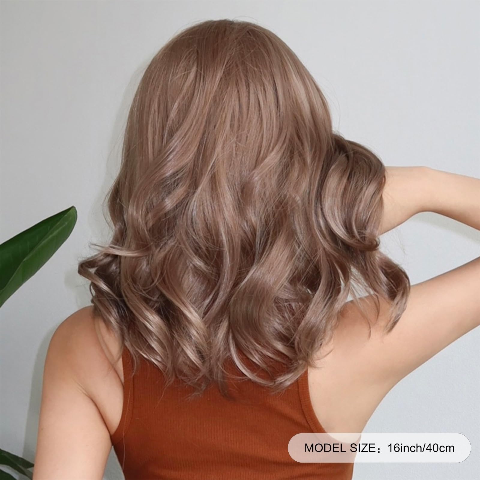 Peruki z koronką falową Popielaty blond peruka syntetyczna z naturalnymi falami dla kobiet Codzienny Długość ramion Blond peruki z grzywką Włókno wysokotemperaturowe Peruki z naturalnych włosów syntet