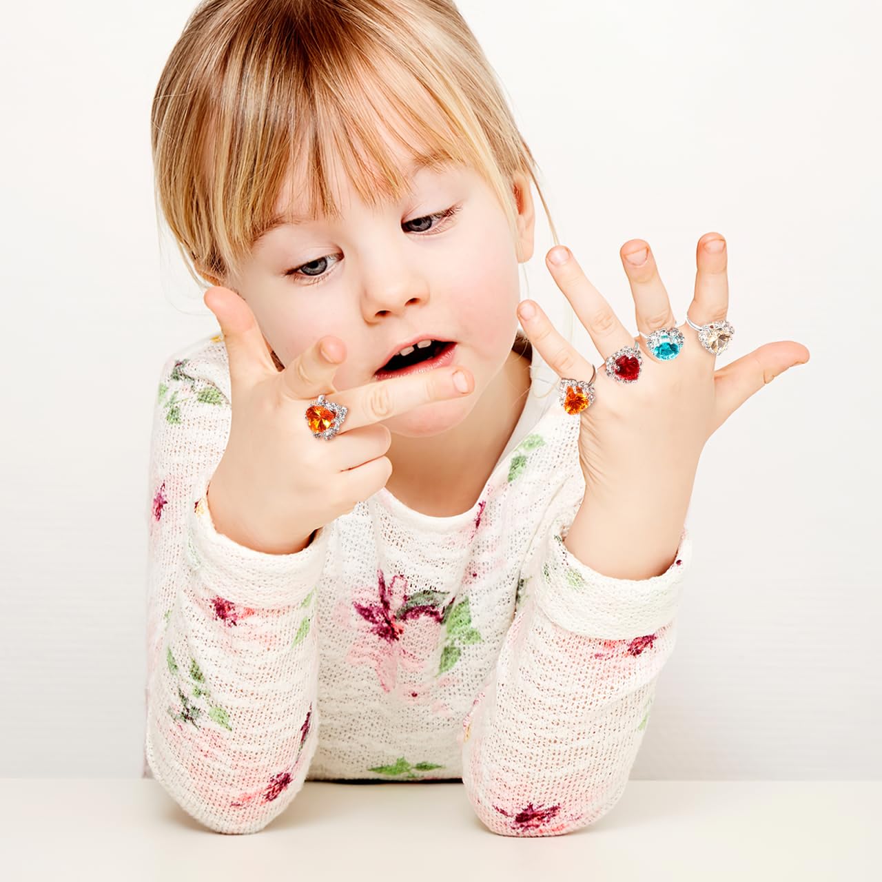 36 sztuk pierścionków do zabawy Little Girl w pudełku, regulowane pierścienie ze strasu, dla dzieci do zabawy (przypadkowe style)