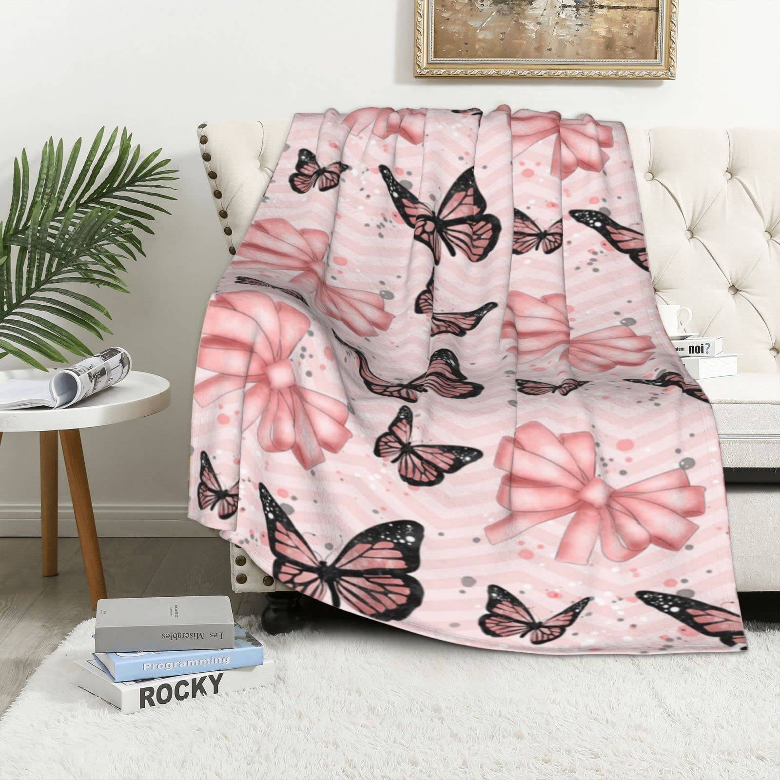 Couverture flanelle rose papillon pour des soirées cocooning et douillettes sur le canapé