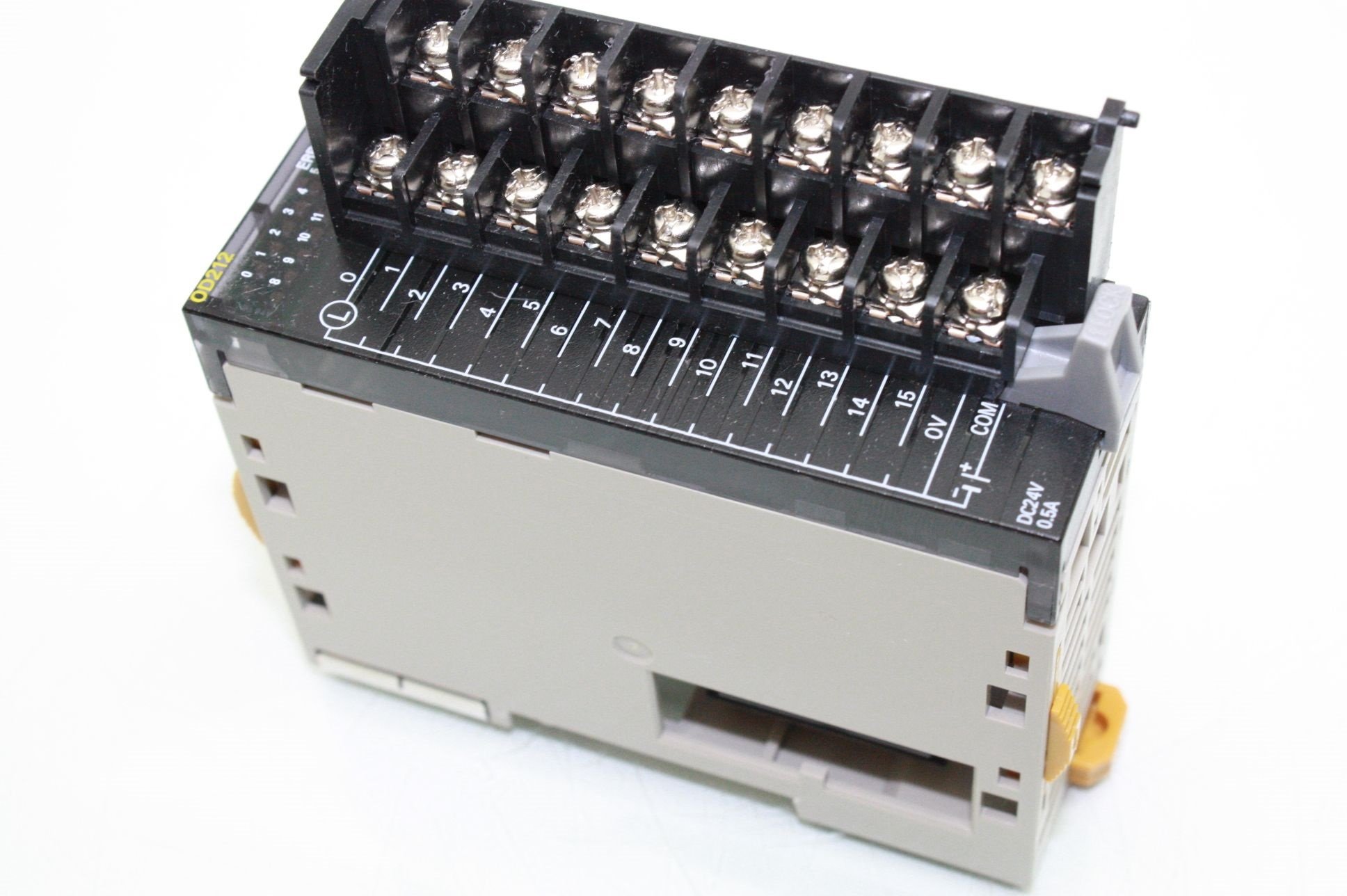 Módulo 16 salidas pnp terminal Omron soluciona fallos de conexión en cuadros eléctricos