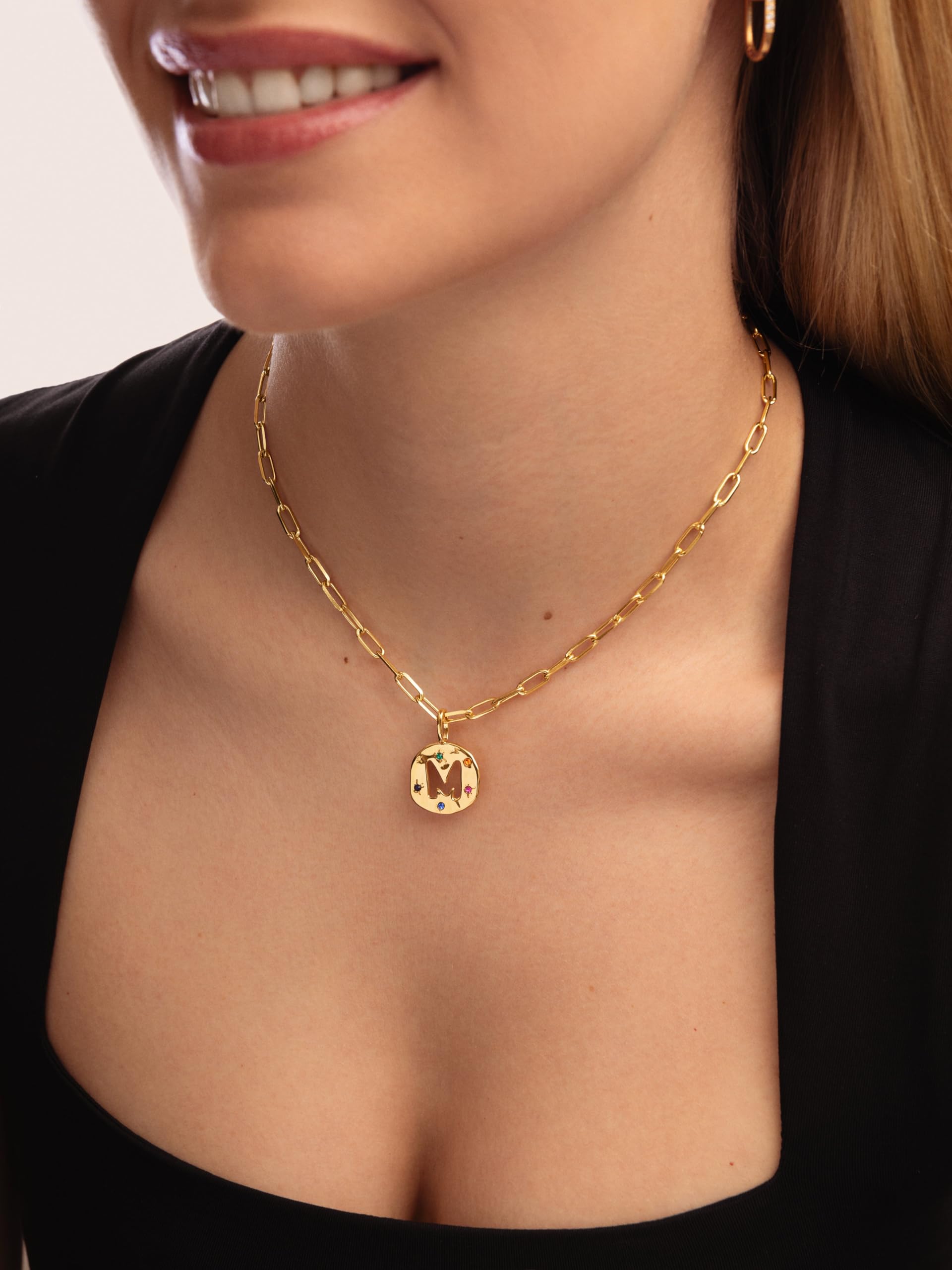 SINGULARU - Charm Personnalisé Organic Colors Letter. Laiton avec Plaqué Or 18 Kt et Zircones. Bijoux pour Femme. Lettre A-Z.