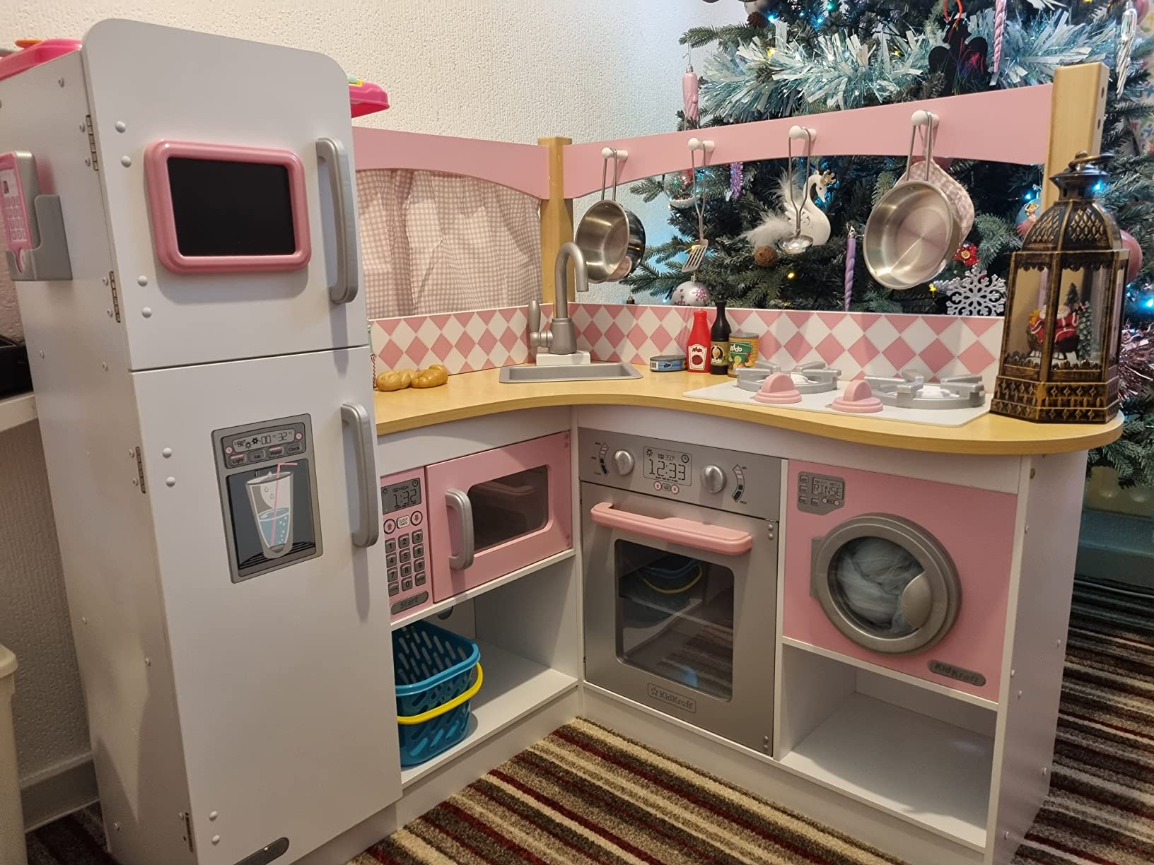 KidKraft Cucina Ad Angolo In Legno Grand Gourmet Rosa/Bianco + Set Impastatrice Pastel 10 Pezzi - 2