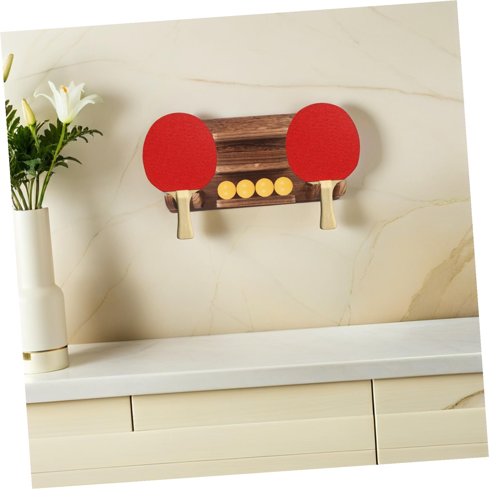 Toyvian Soporte de Madera Montado en Pared para Palas de Ping Pong y Balones, Almacenamiento Ahorrador de Espacio 4 Niveles para 12 Balones y 6 Palas, Adecuado para Sala de Bar o Cueva