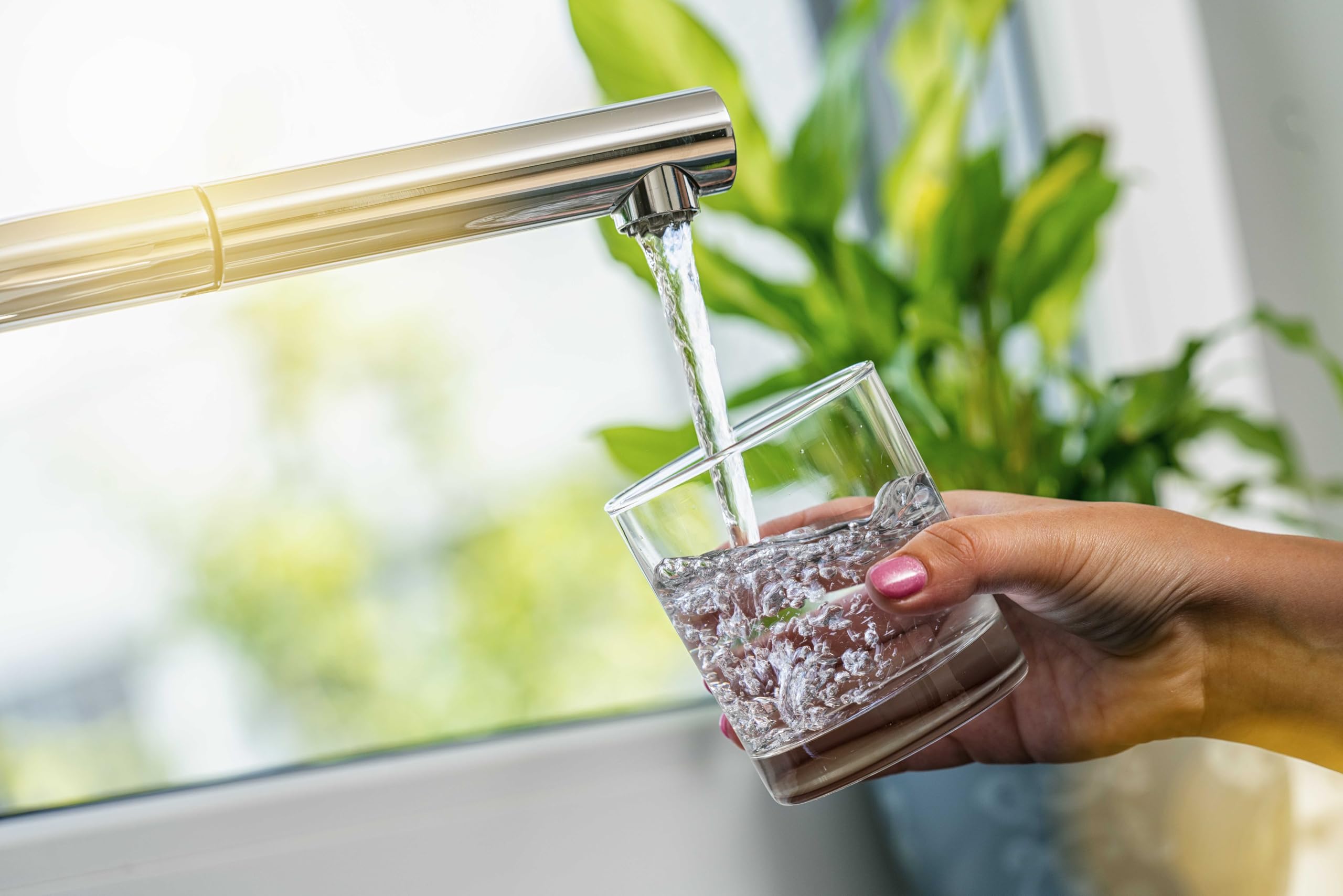 Aquatecom Filtra Essential Depuratore acqua a 3 stadi, elimina cloro e ruggine, purificatore per acqua dal design compatto per casa e ufficio 9,5x26x35h cm, certificato CE made in Italy