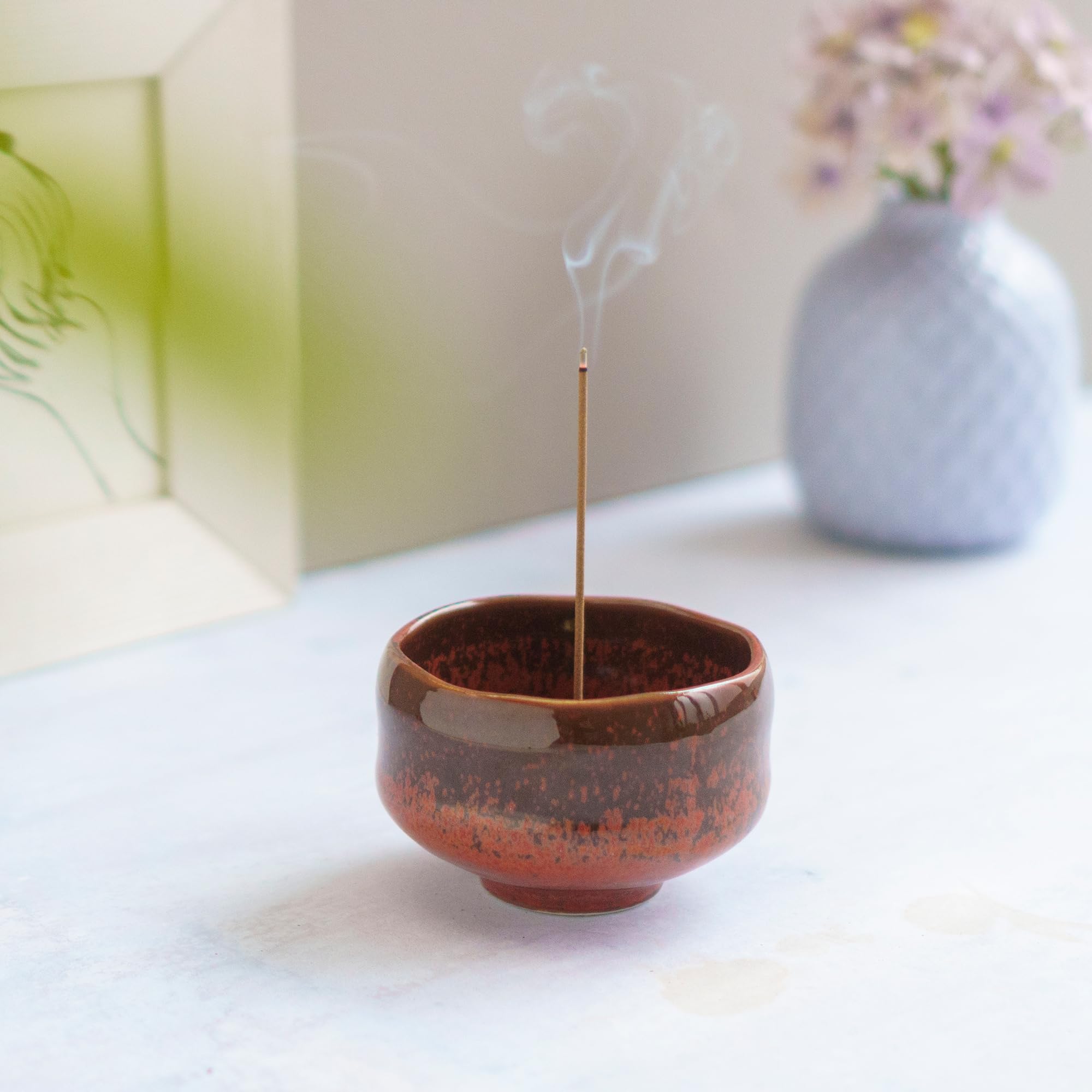 Asayu Japan - Quemador de Incienso Naranja Ladrillo, Hecho en Japón para Varillas, Porta Incienso de Cerámica con Soporte Metálico para Varillas (Naranja Rojo Ladrillo)