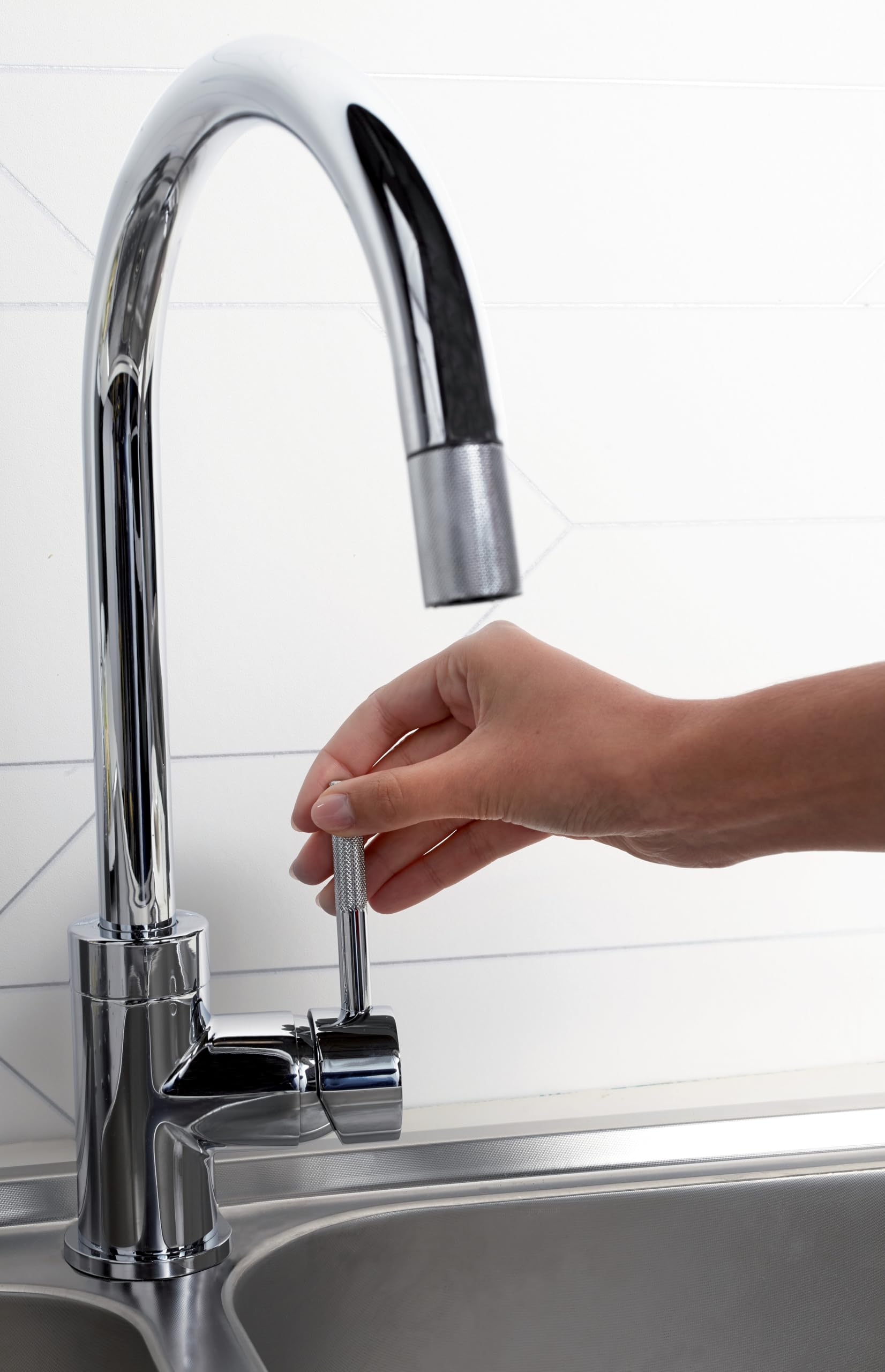 Grifo de cocina con ducha extraíble Caño giratorio 360 grados Ahorro de agua y energía Maneta moleteada para agarre perfecto JACOB DELAFON EDGAR E23309-CP