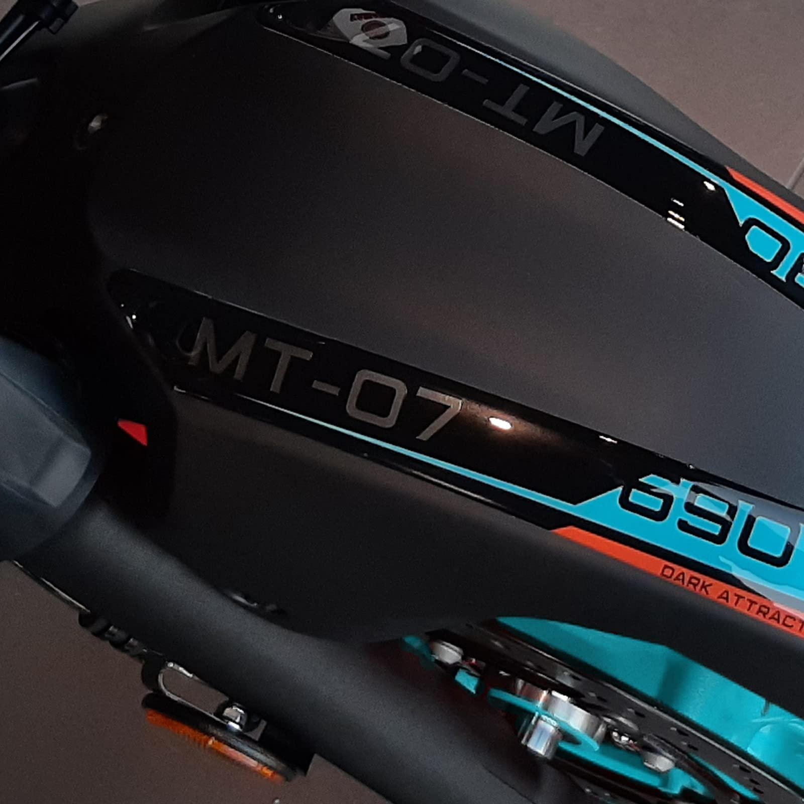 Paraserbatoio Adesivo 3D Per Yamaha MT-07 2018-2019 - Nero/Blu