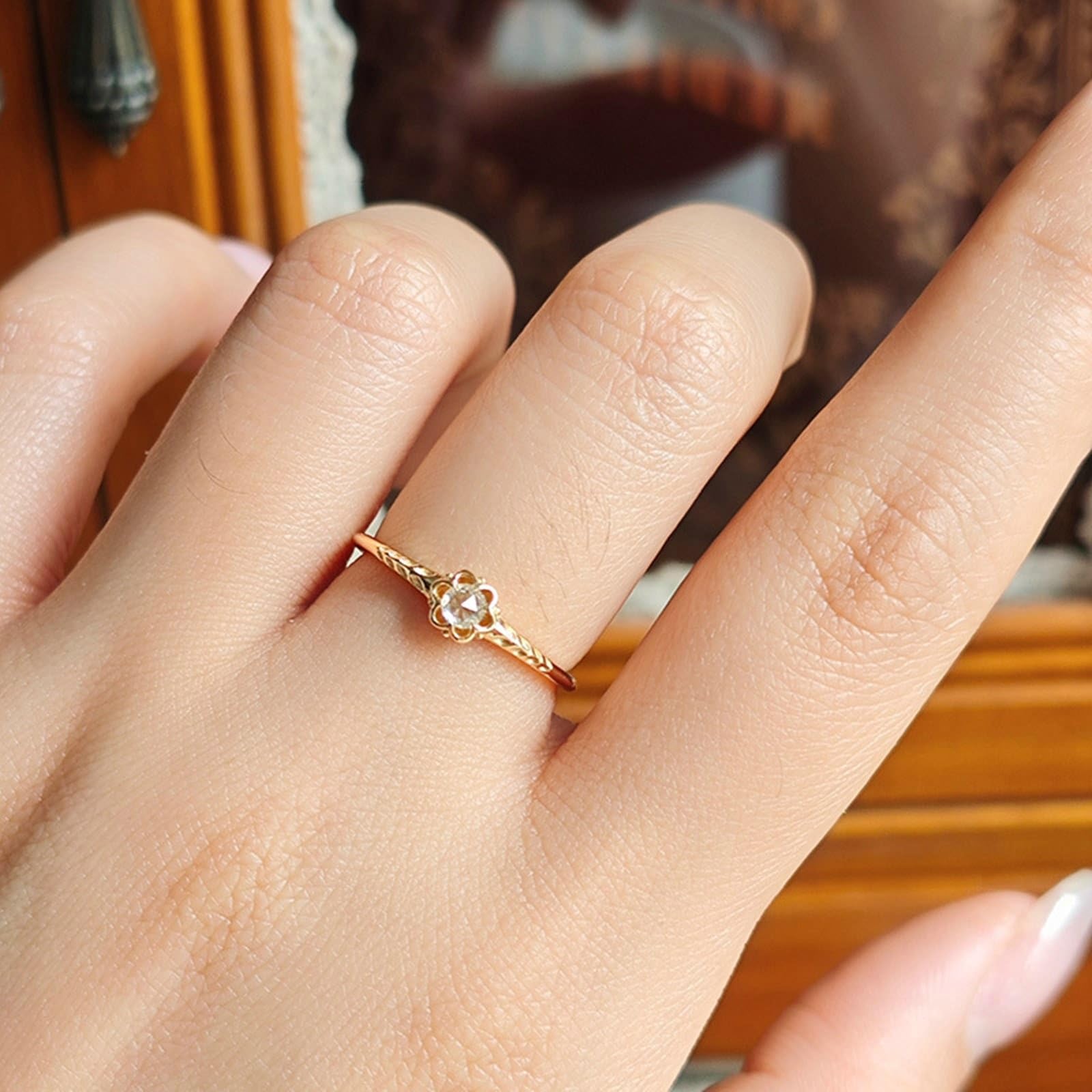 Au 375/585/750 - Anillo de compromiso de oro con moissanita y flores