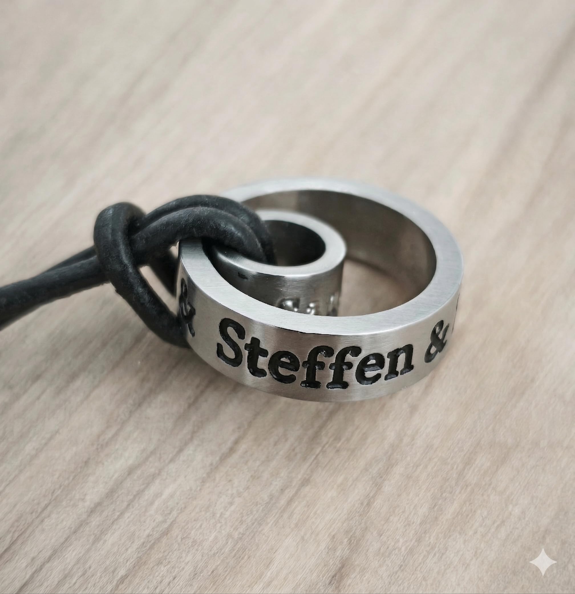 „Ewig Verbunden“ Partner-Halskette mit Wunschgravur – Hochwertiges Echtlederband & Gravierte Ringe – Das perfekte Geschenk zum Jahrestag, Valentinstag oder Geburtstag