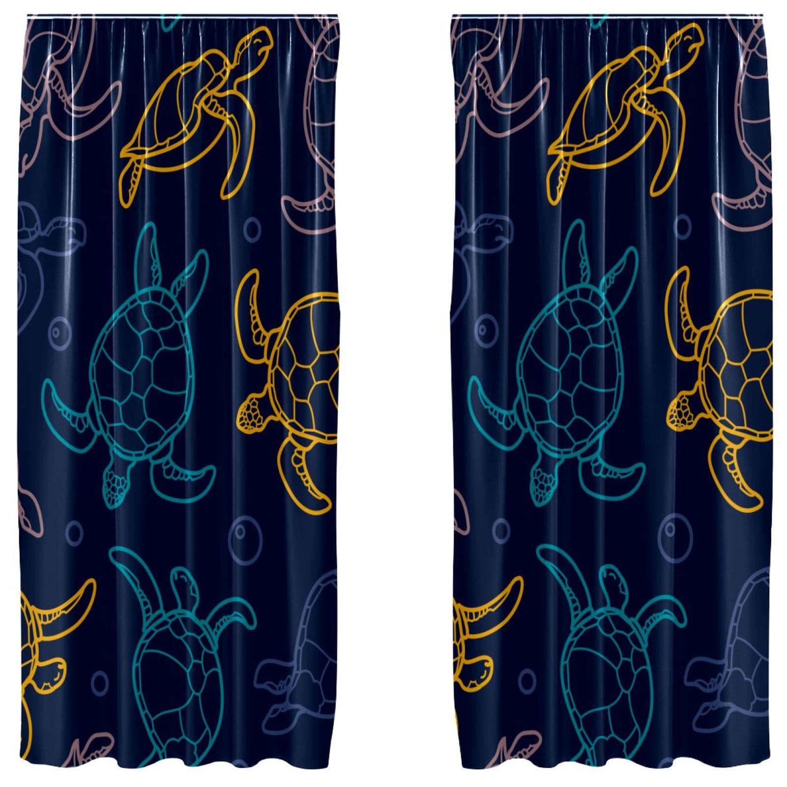 Cortinas opacas estilo bohemio contra la luz exterior en dormitorio azul oscuro