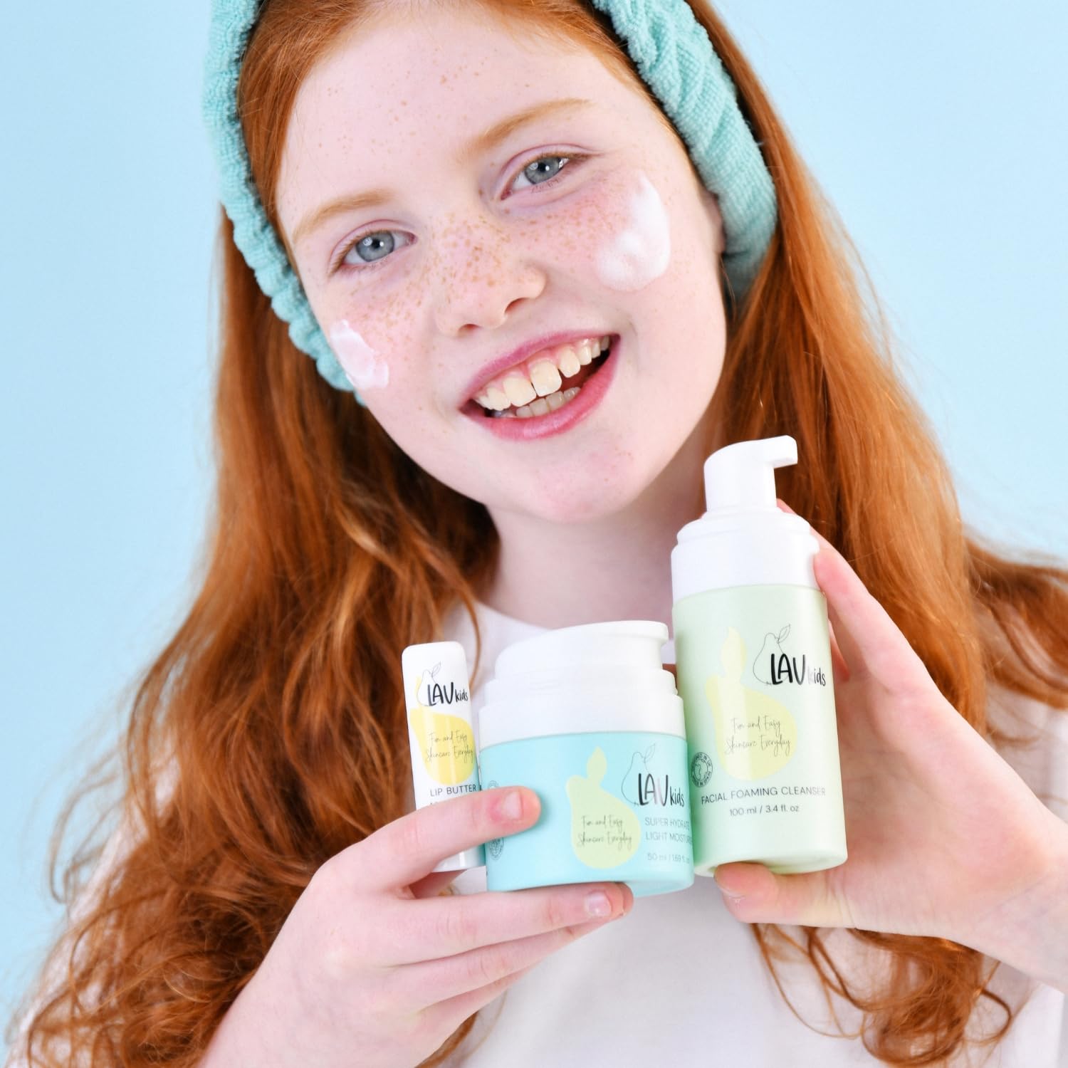 LAV Kids Zestaw do pielęgnacji twarzy, pianka do czyszczenia 100 ml, krem nawilżający 50 ml i masło do ust z opaską na włosy i torbą