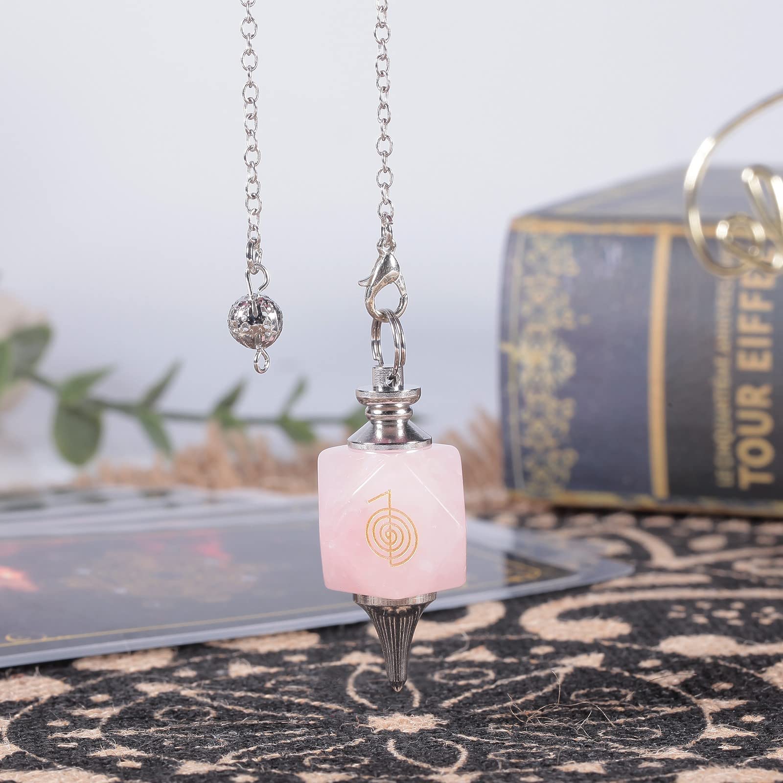 mookaitedecor Péndulo de Cristal Natural con Símbolo Reiki para Radiestesia y Adivinación, Péndulo Poliédrico de Piedra de Cristal Reiki con Cadena para Meditación y Herramienta Wicca, Cuarzo Rosa