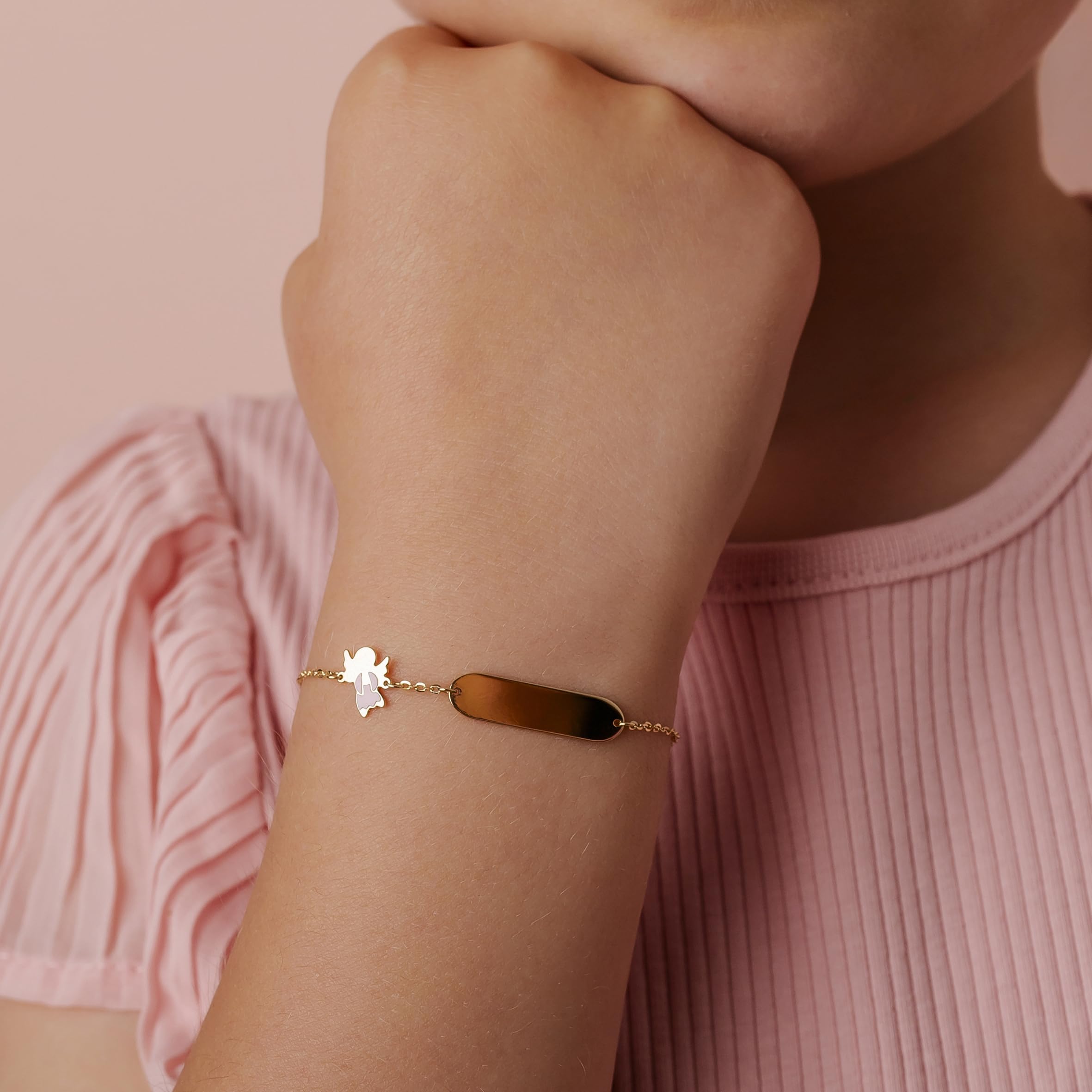Sakrami Bracciale in Oro 9KT per Bambino o Bambina con Angioletto Rosa o Azzurro Piastrina Incidibile e Scatola Personalizzabile – Idea Regalo per Battesimo Nascita o Comunione