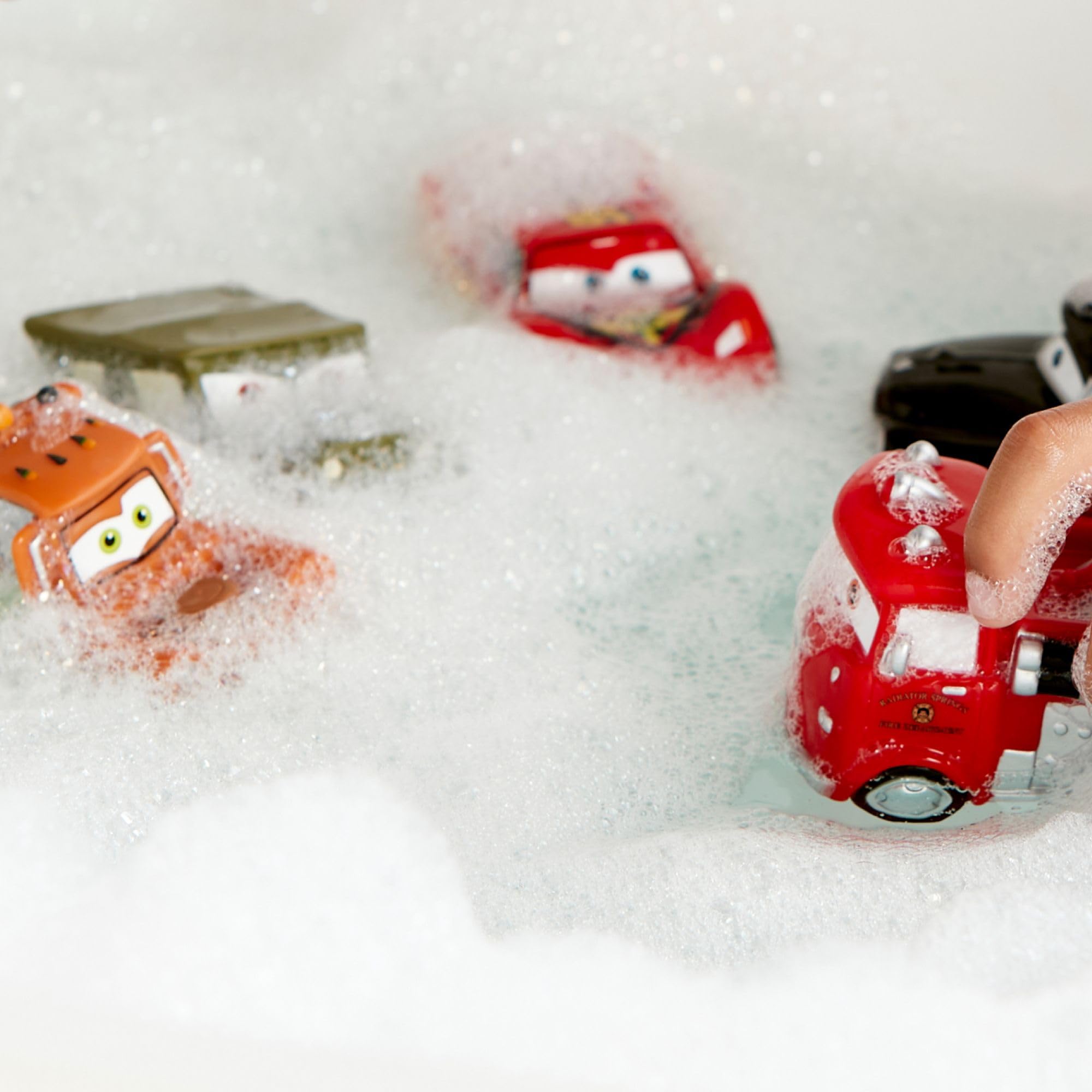 Disney Store Set di Giochi Ufficiale di Disney Pixar Cars per il Bagnetto, 5 Pezzi, con Saetta McQueen, Cricchetto, Red, Sceriffo e Sergente, Plastica, per Bimbi dai 6 Mesi in Su