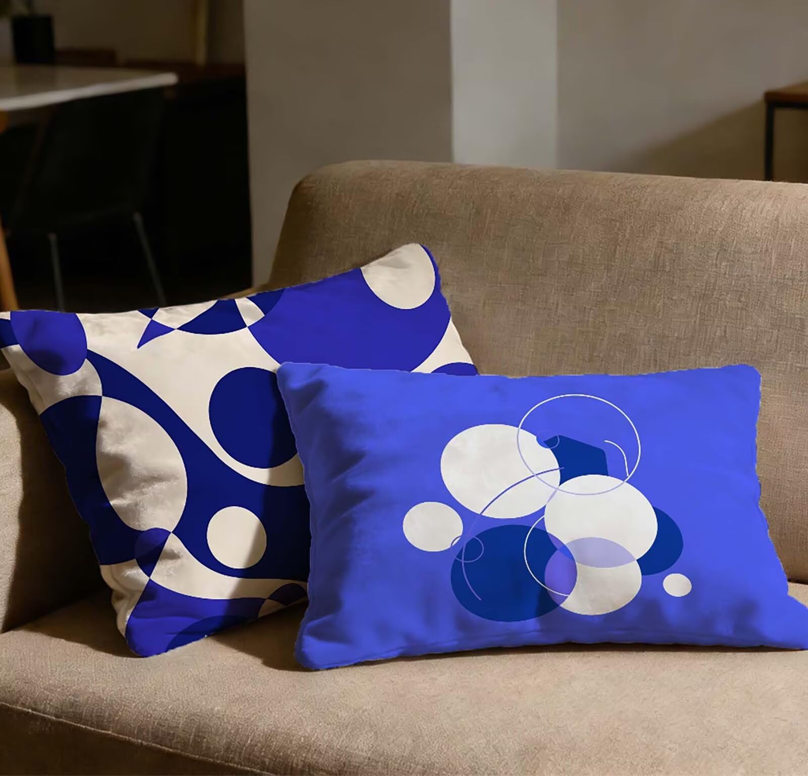 Housse de coussin bleu velours 40x80 pour sublimer votre canape de salon