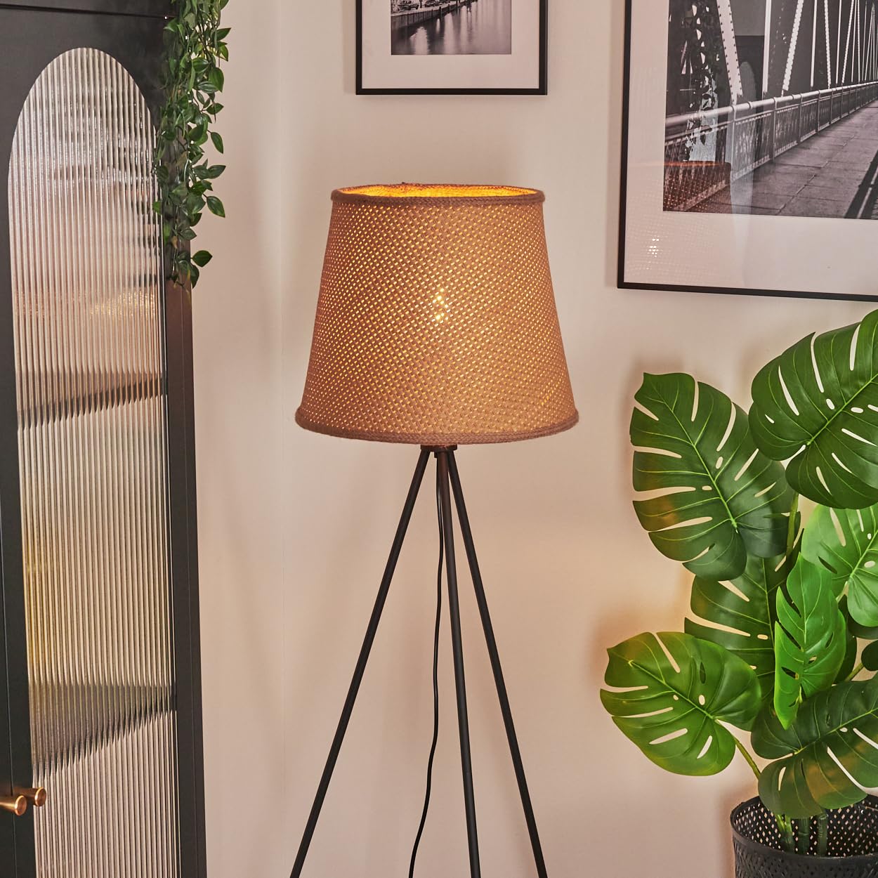 HOFSTEIN Lámpara de pie Palmeiros, lámpara de pie de metal/cuerda/rafia en negro/natural, E27, diseño escandinavo, estilo bohemio, altura 156 cm, diámetro de 37,5 cm, interruptor de pie – salón