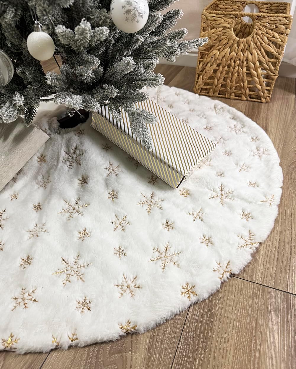 AOGU 48 Inch Sequin Faux Fur Christmas Tree Skirt Decoration for Merry Christmas Party White Plush Gold Sequin Snowflake Xmas Christmas Tree Skirt Decorations
