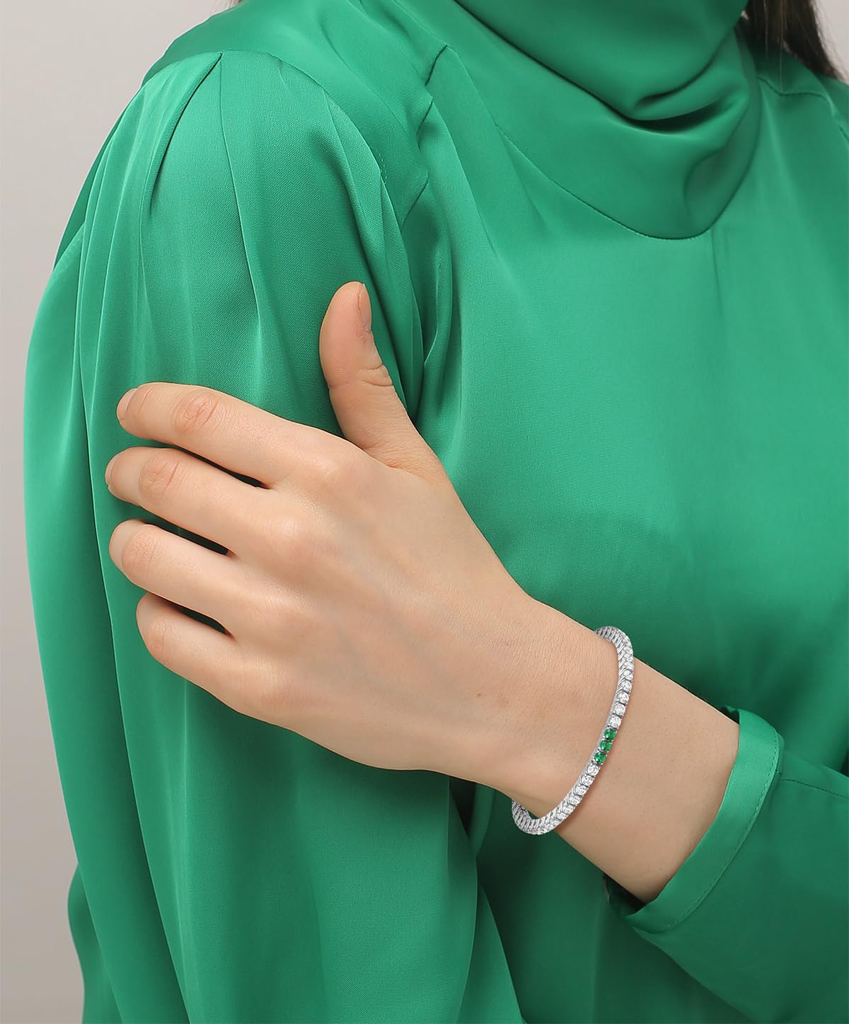 Lacoste Bracelet pour Femme Collection DUCHESS en Acier Inoxydable avec Cristaux Clairs, Arc-en-Ciel ou Verts