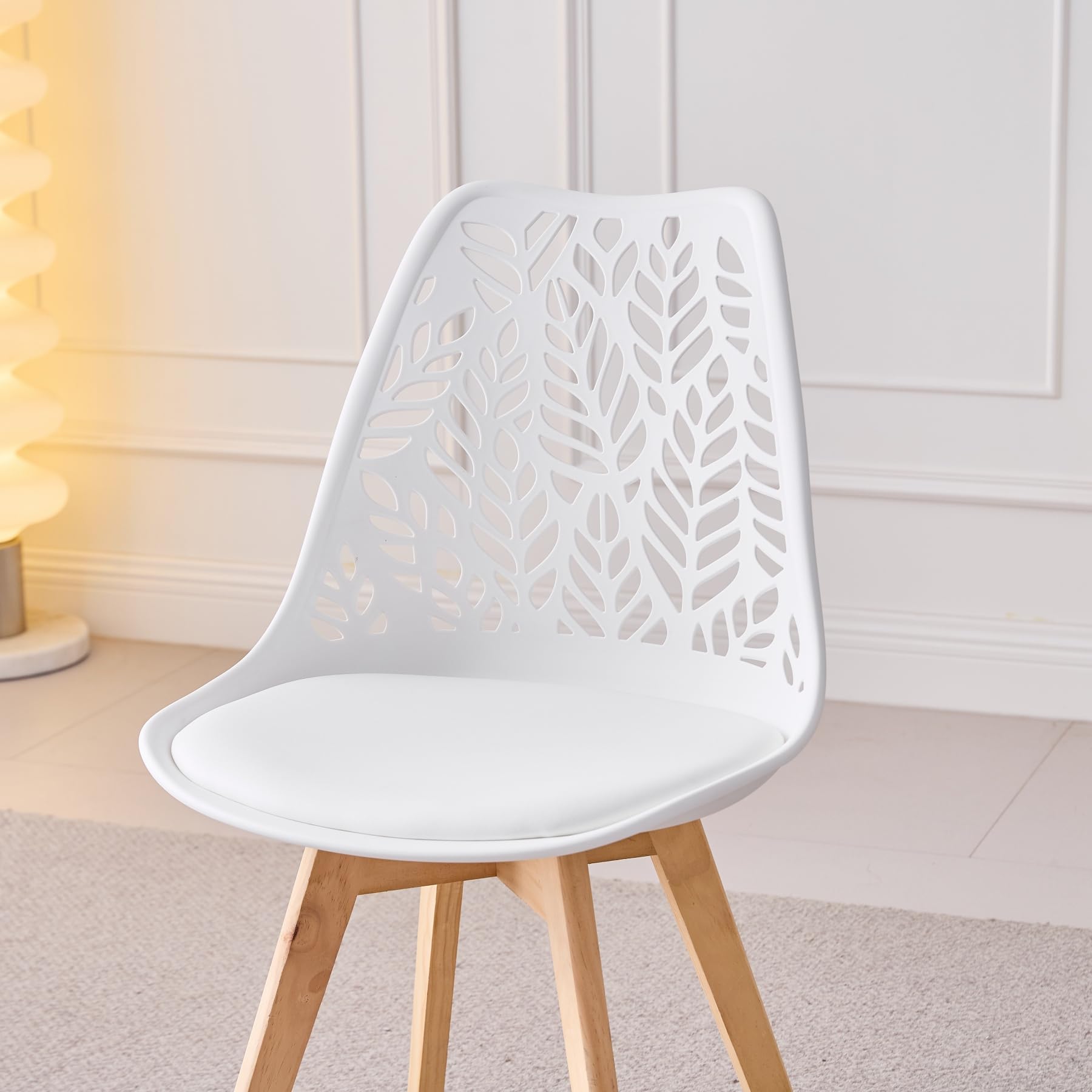 GrandCA HOME Juego de 4 sillas de Comedor de Estilo nórdico, Silla de Cocina tapizada, Silla de salón, Patas de Madera de Haya, Respaldo Calado, para Cocina, salón y Comedor - Blanco