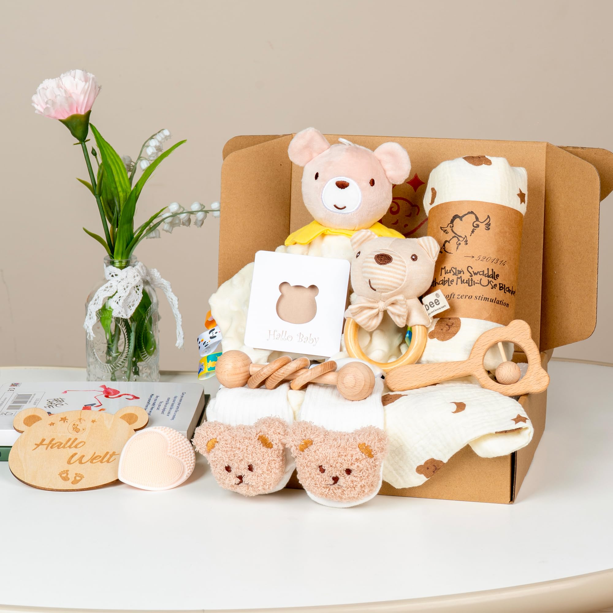 Geschenk zur Geburt – Baby Schmusetuch mit Holzrassel, Rassel, Silikonbürste, Babydecke, Socken – Babyparty Geschenkbox