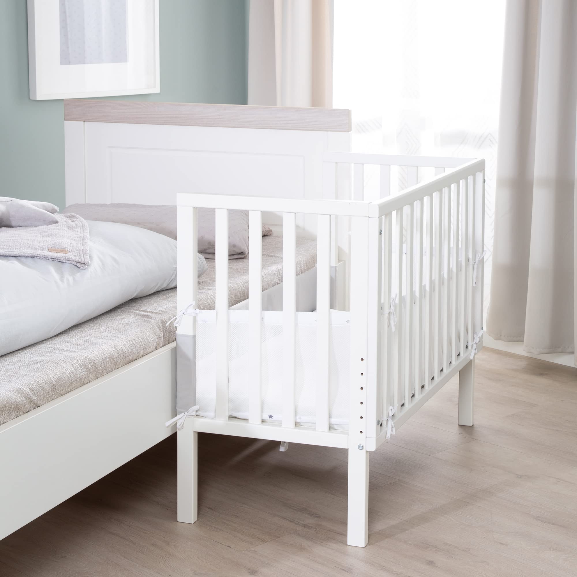 roba Lit Cododo 45 x 90 cm safe asleep® 2 en 1 - Hauteur Réglable - Petit Lit Complet avec Matelas + Barrière en Toile + Bordure en Maille - Ensemble de Lit Bébé - Bois Blanc