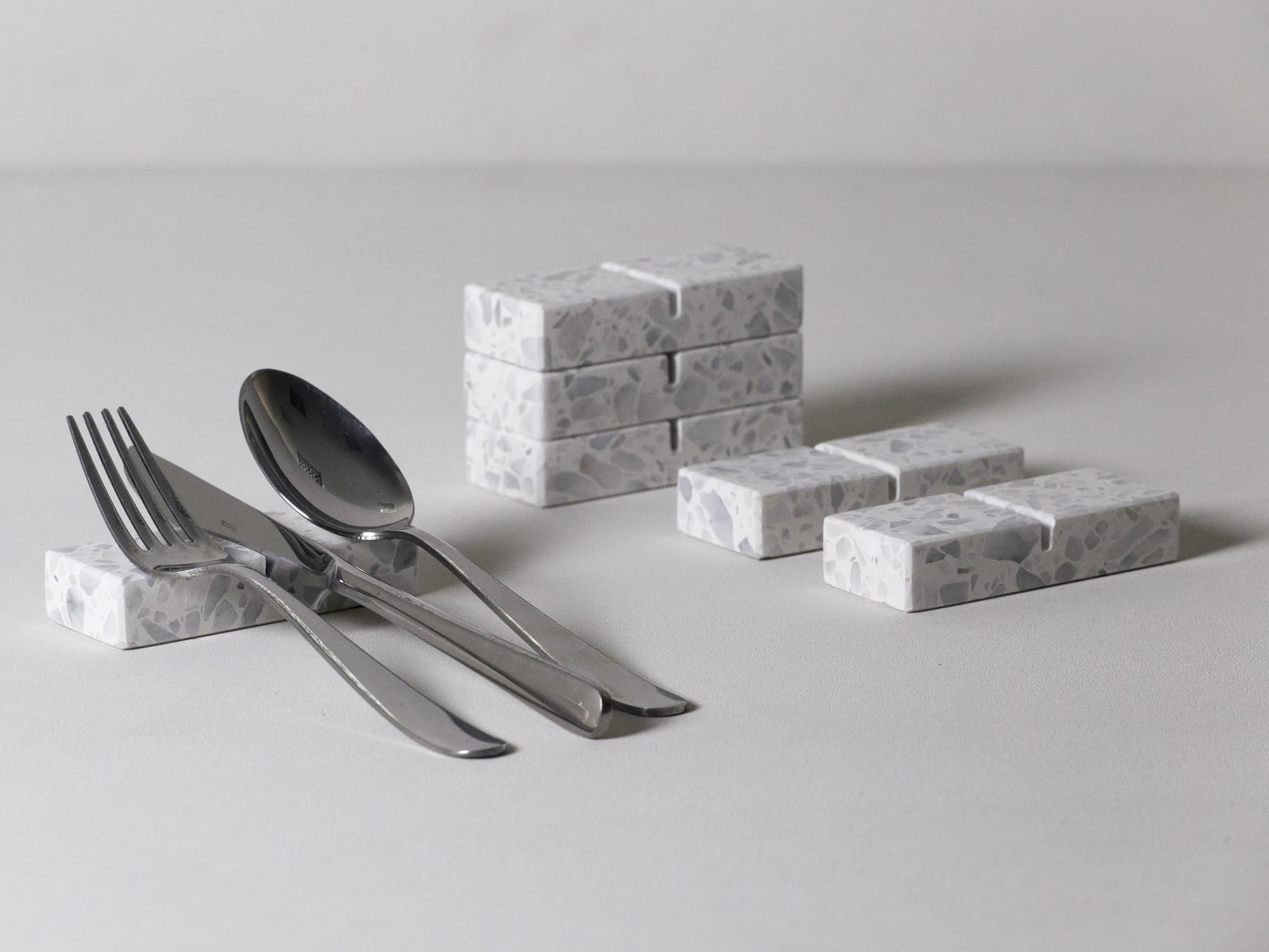 Reposacubiertos XL de granito de mármol – Apoya cubiertos artesanal Made in Italy – Elegante soporte para cubiertos – Portacubiertos decorativo y sostenible para la mesa (blanco)