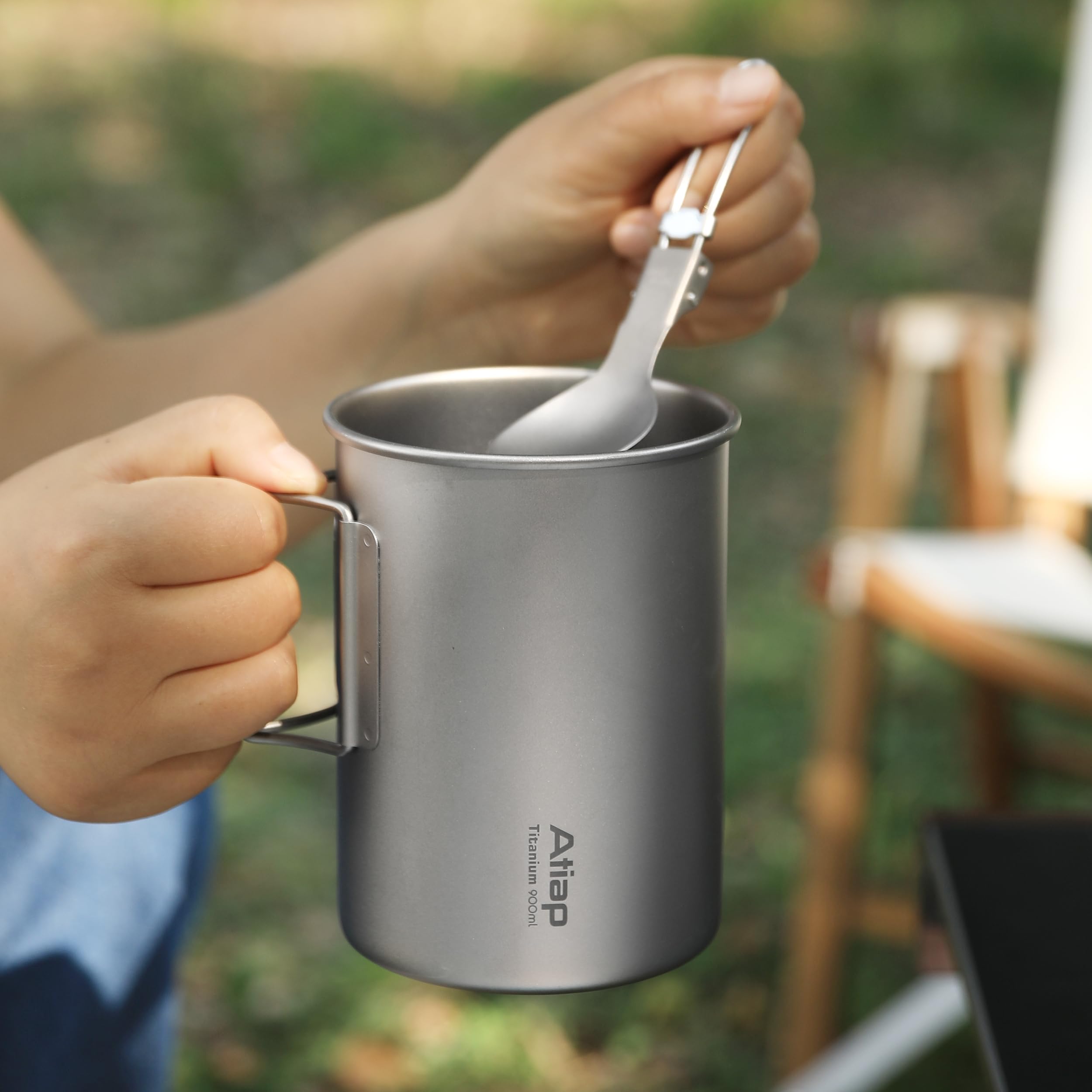 Titan Camping Becher Topf 900ml mit Deckel & Klappbarem Besteck (Messer, Gabel, Löffel)
