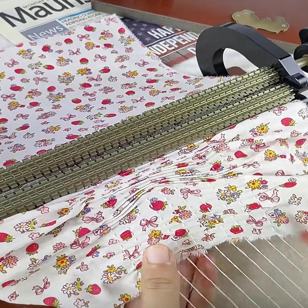Smocking Pleater Machine24 Row Smocking Pleater with 24 Sewing Needles & Tool Kit 47 Positions Even Fabric Folds 0.5cm Stitch Spacing for Costume & Craft Sewing