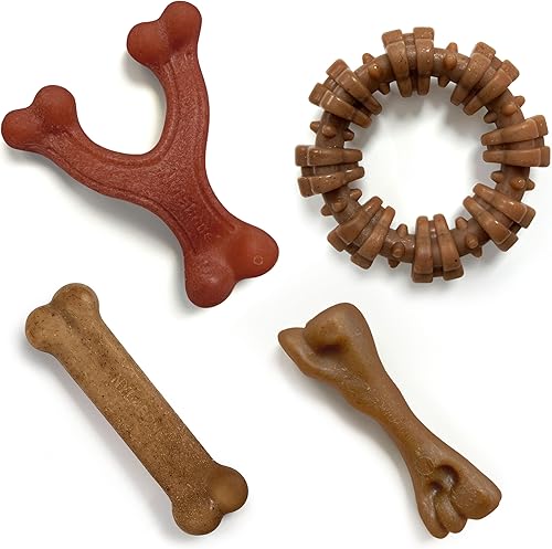 Nylabone Paquete de 4 juguetes masticables fuertes para perros, hechos con tocino real, bisonte, venado, carne de res y pollo, huesos duraderos para
