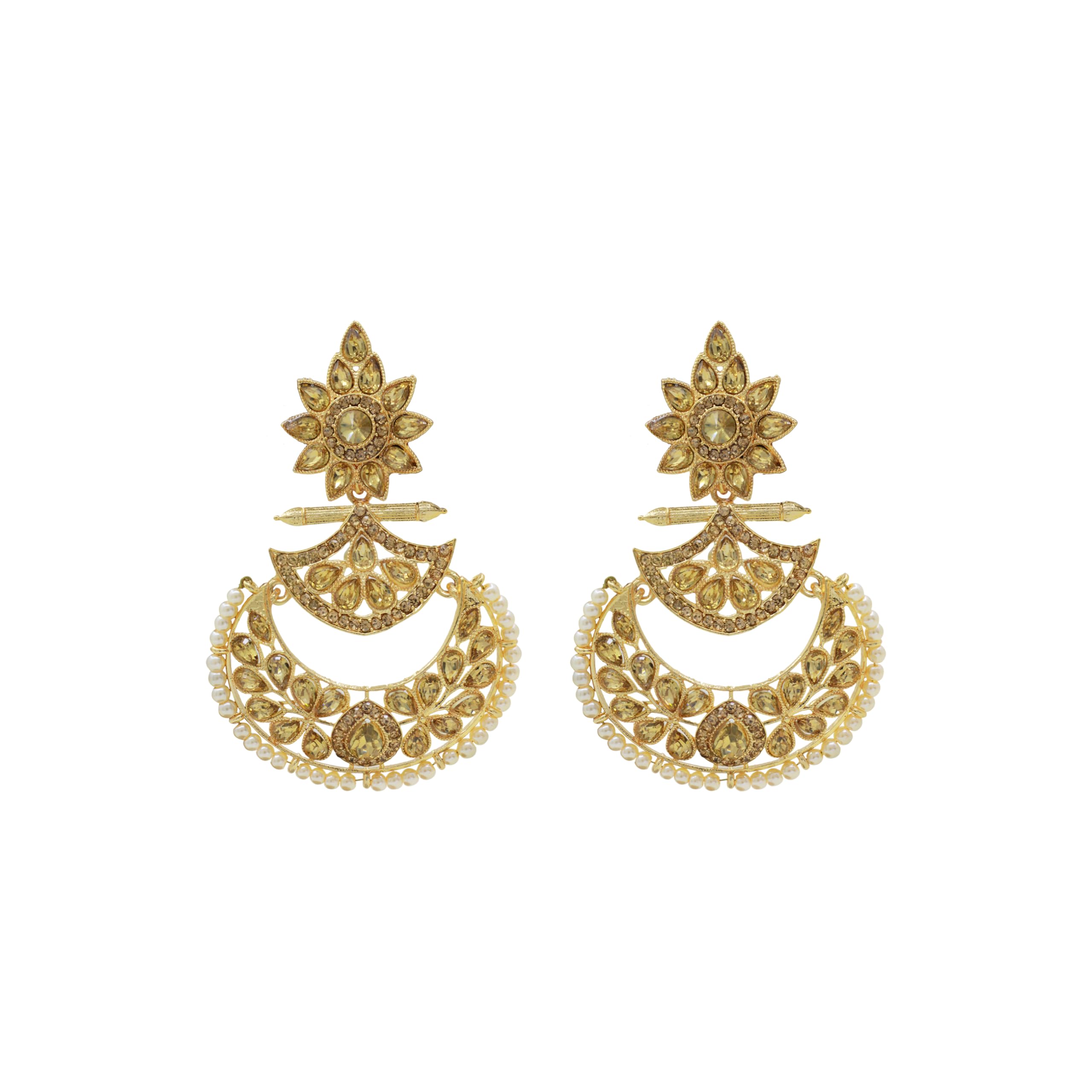 Samyuktha Orecchini tradizionali placcati in oro con design floreale e Maangtikka racchiusi con finto kundan e perle, set di gioielli in oro, metallo, senza pietre preziose, Metallo, Nessuna pietra