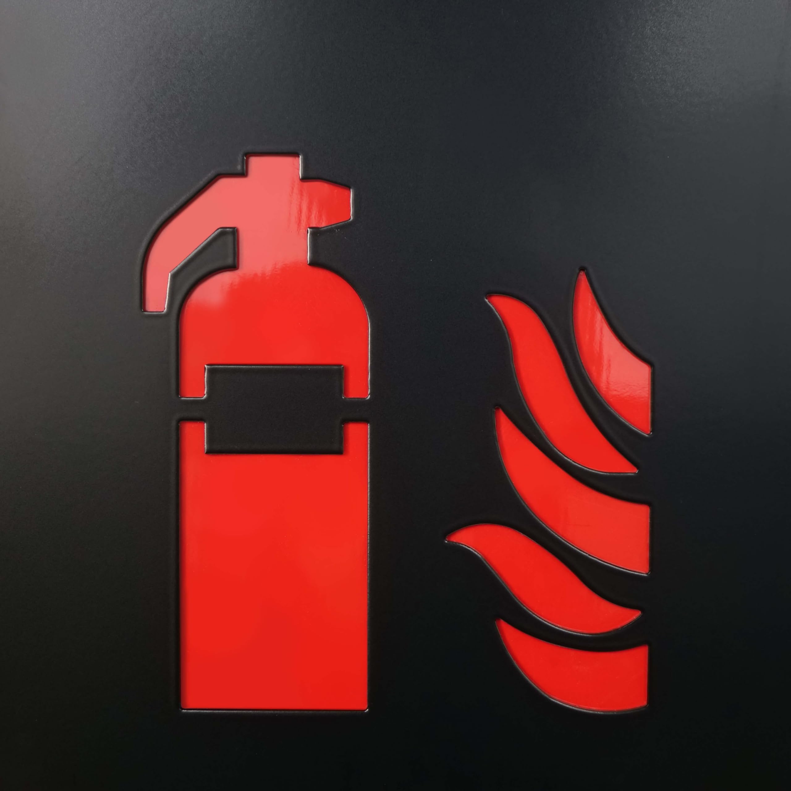 Kompakte Feuerlöscher Abdeckung Schwarz aus Stahl für Feuerlöscher bis 60 cm Höhe – Moderne Brandschutzlösung