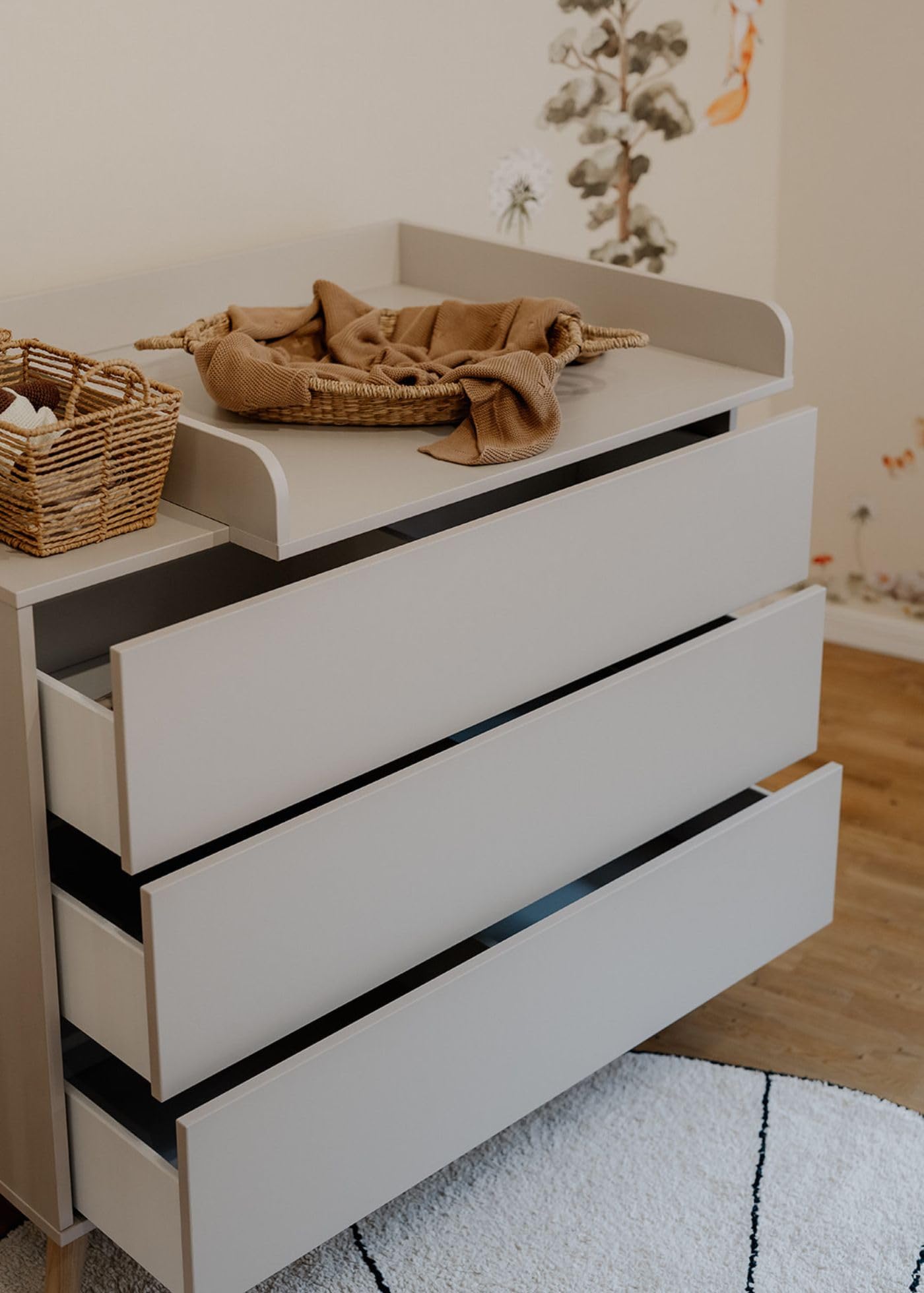 Sämann Wickelkommode EDEN – Push-to-Open, Touch-Close, abnehmbarer Wickelaufsatz & Schubladen mit Fächern (weiß)