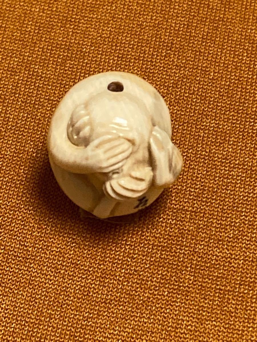 Amazon.co.jp: マンモス根付 猿の緒締め 在銘 彫刻 印籠 提げ物 見猿 