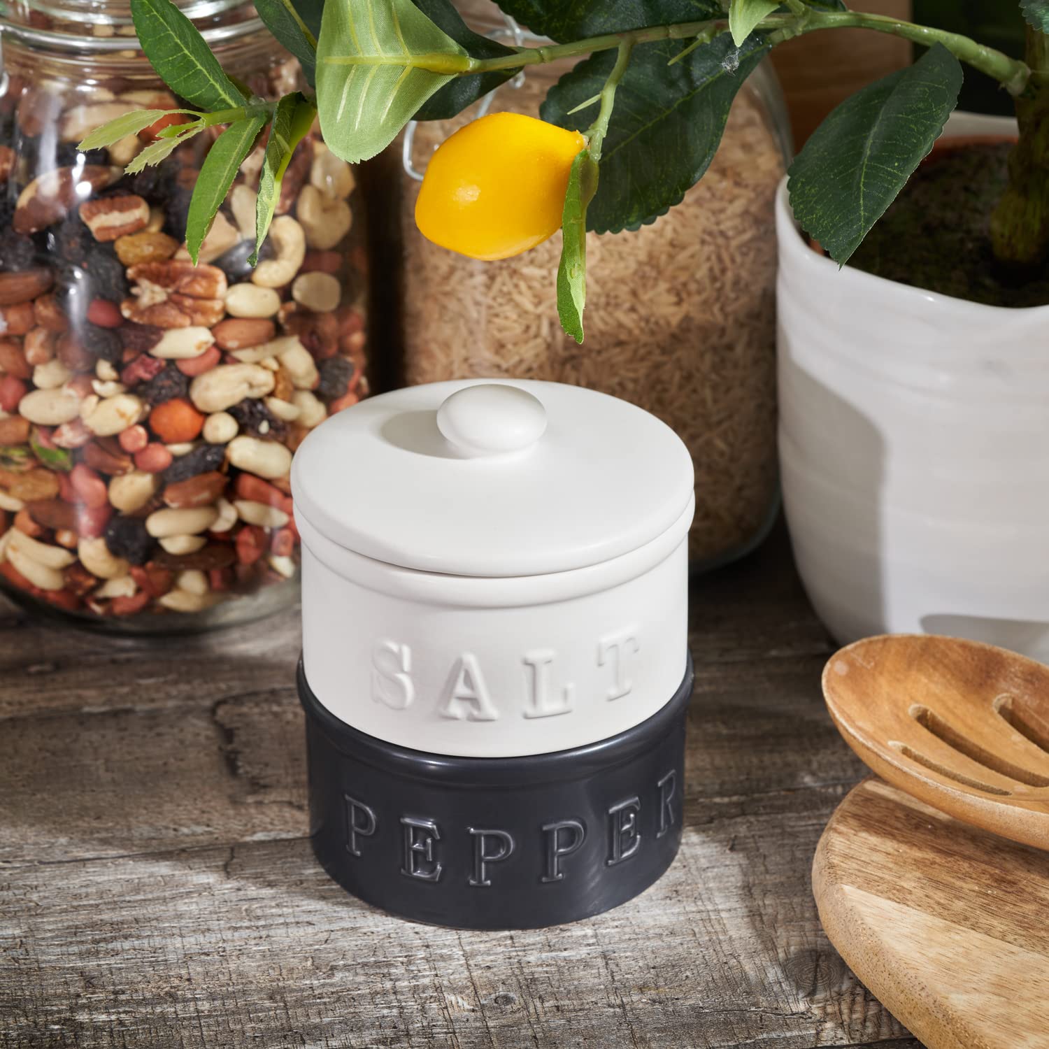 Pila de sal y pimienta con tapa, juego de 2 – Decoración rústica apilable para tu cocina – Contenedores y accesorios de mesa boho para el hogar – Soporte de cerámica para el mostrador