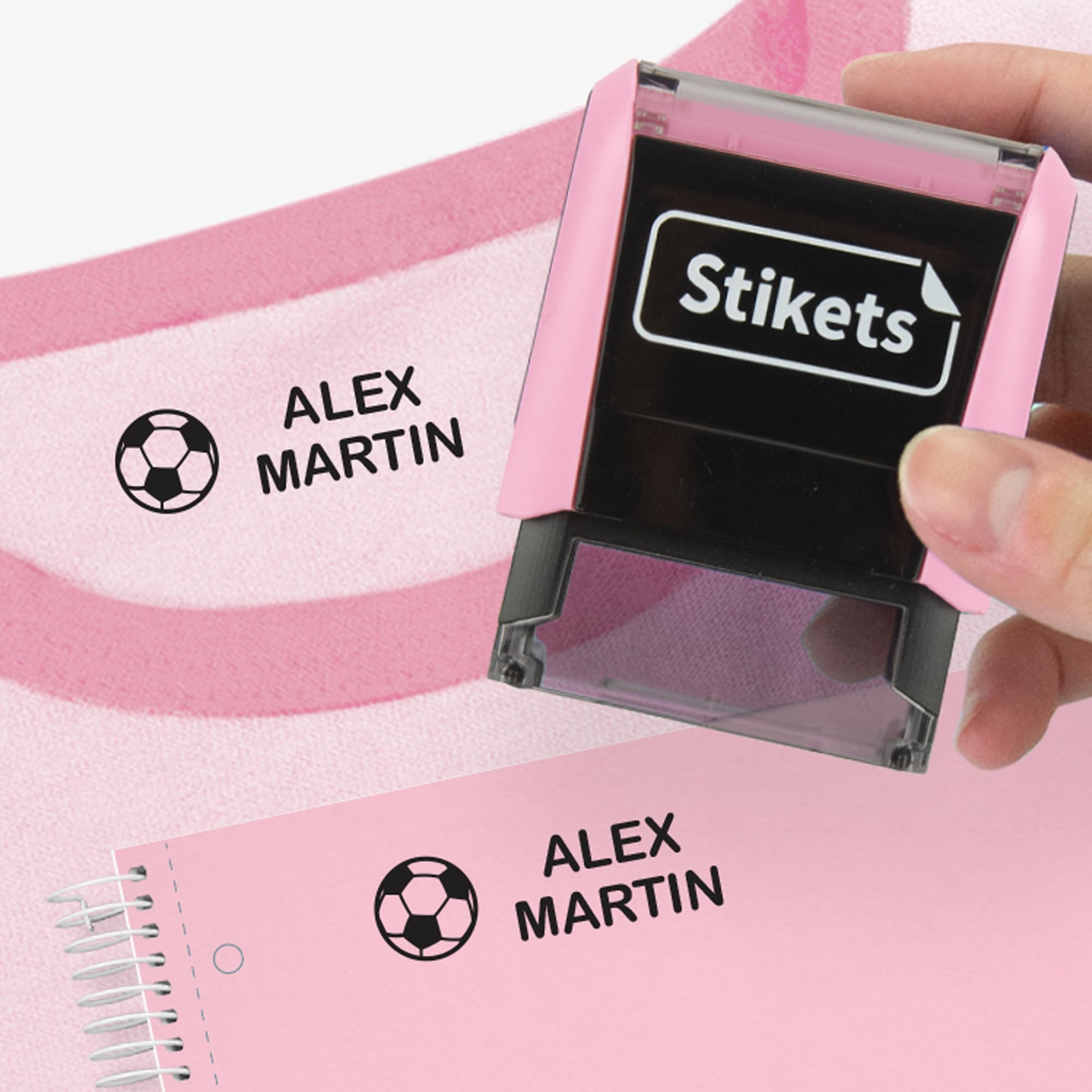 Personalisierbarer Stempel für Kleidung und Kindersachen für Schule oder Kindergarten | Permanenter Namensmarker mit Symbolen - Stikets (Pastellrosa)