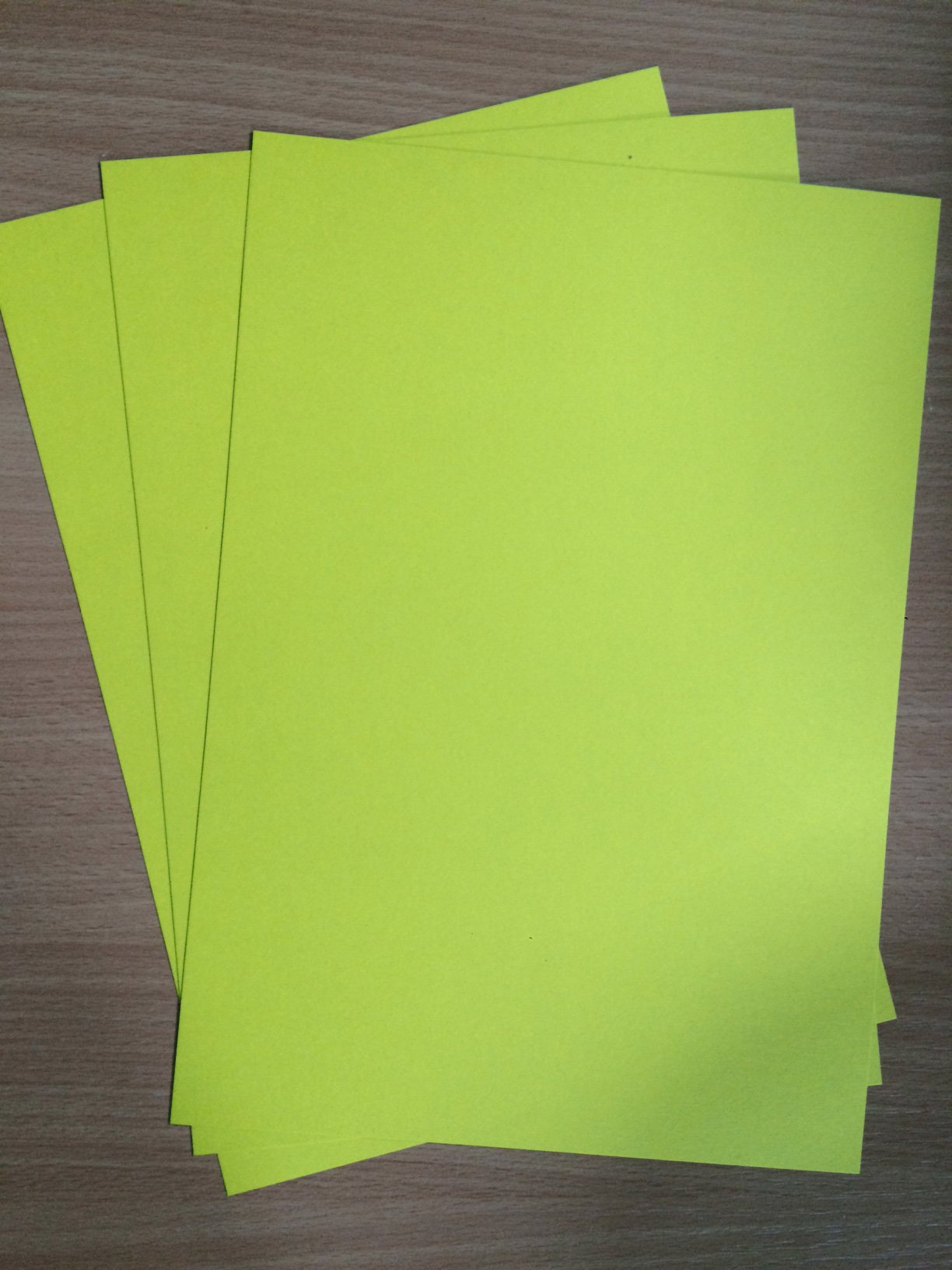 100 Blatt DIN A4 320g/m² dickes limetten-grünes Papier Karton - komplett durchgefärbt, super zum Basteln