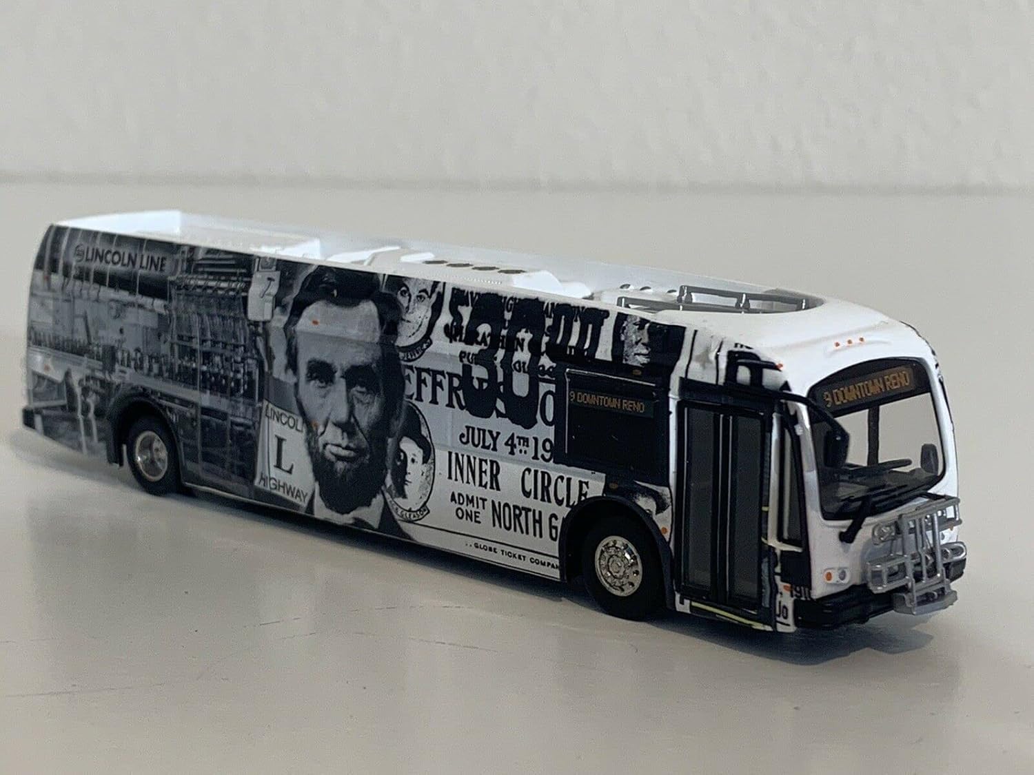 Diecast Bus Lincoln Line, Reno Nevada1:87-HO Scale New in the Box