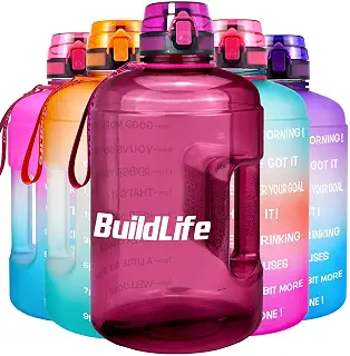 BuildLife (ビルドライフ) ハーフガロンウォーターボトル 飲む時間付き – ハーフガロン水差し – BPAフリーウォーターボトル タイムマークとフリップトップ漏れ防止蓋 ワンクリックオープン ジム用 (ブライトパープル 75オンス)