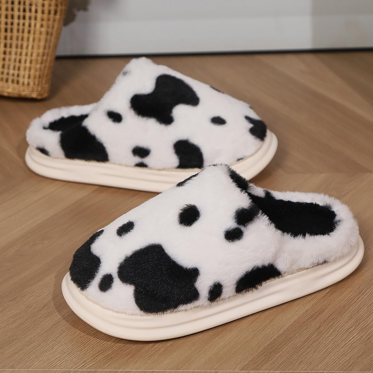 Women Lounging Cow Print Slipper Fleece Comfy Lightweight Casual Slide Close-toe Plush House Sandal Keep Warm Shoe