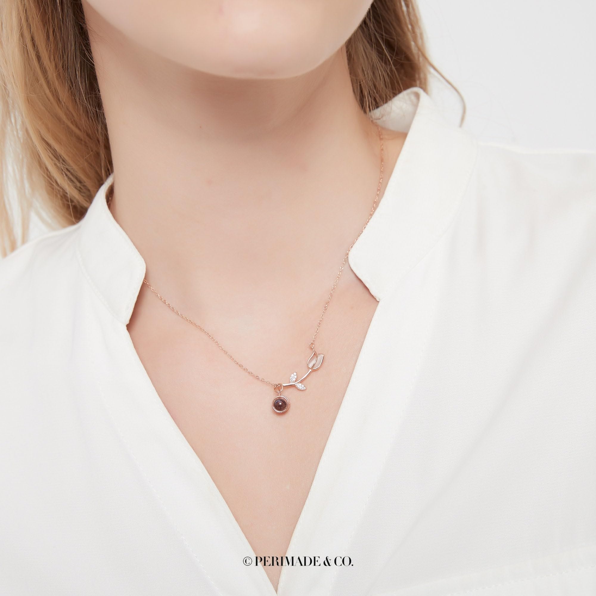 PERIMADE Collana con proiezione di immagini personalizzate con ciondolo a forma di tulipano opale, testo personalizzato e amore in 100 lingue CZ Memorial Charm Collana regalo di compleanno di Natale